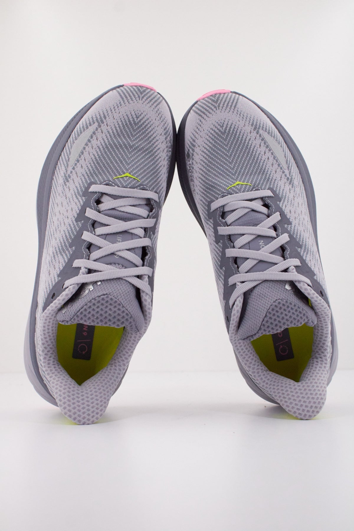 HOKA W CLIFTON GT en color GRIS (3)