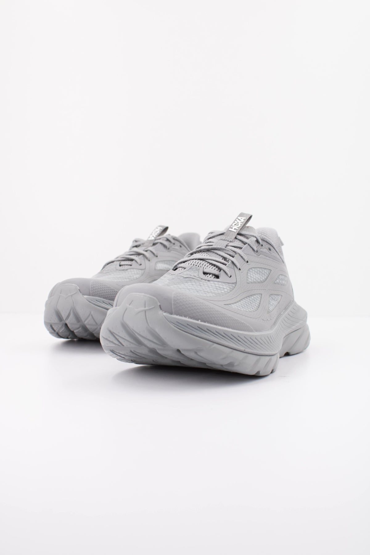 HOKA M MACH REMASTERED en color GRIS (2)