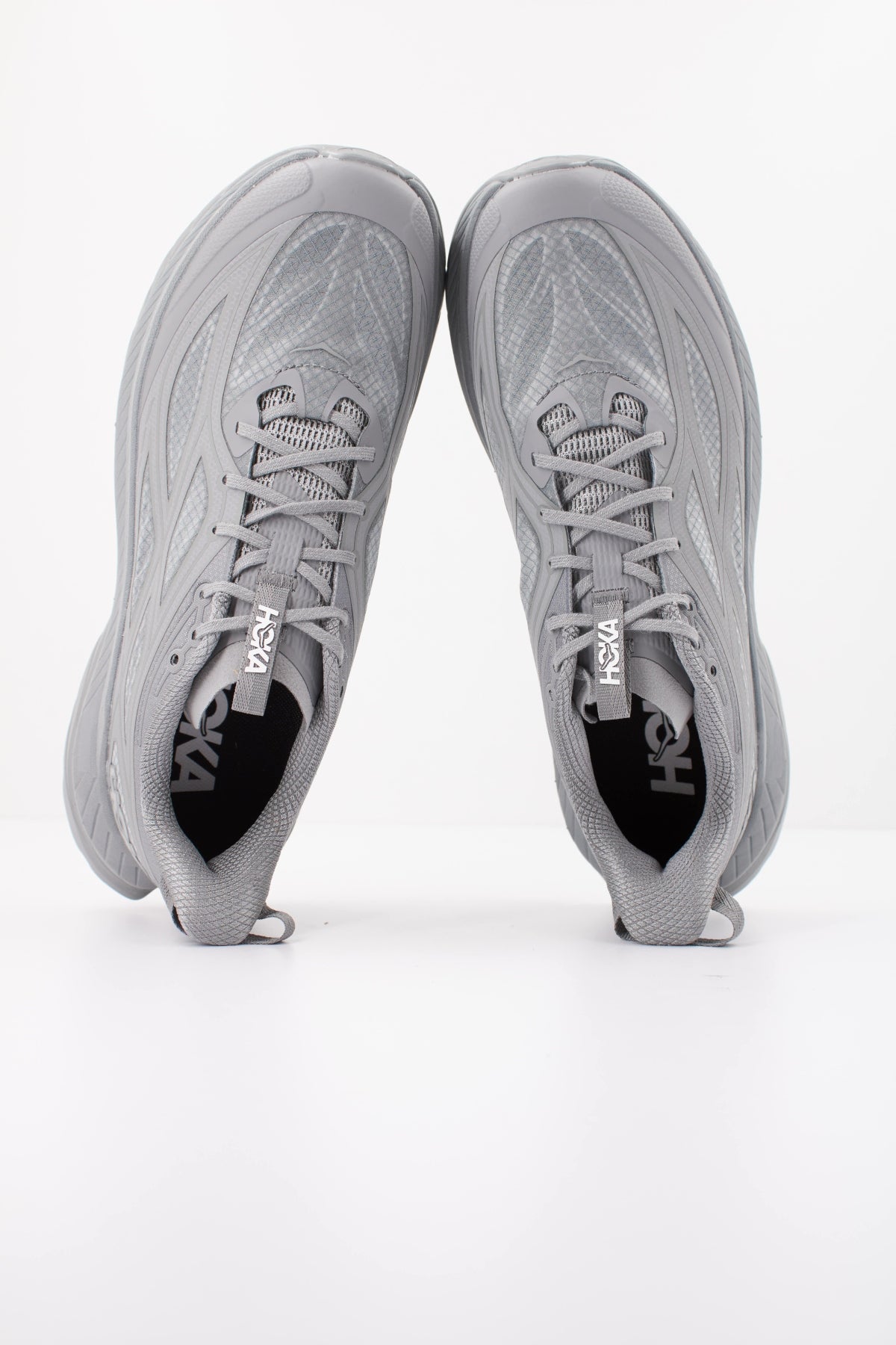 HOKA M MACH REMASTERED en color GRIS (3)