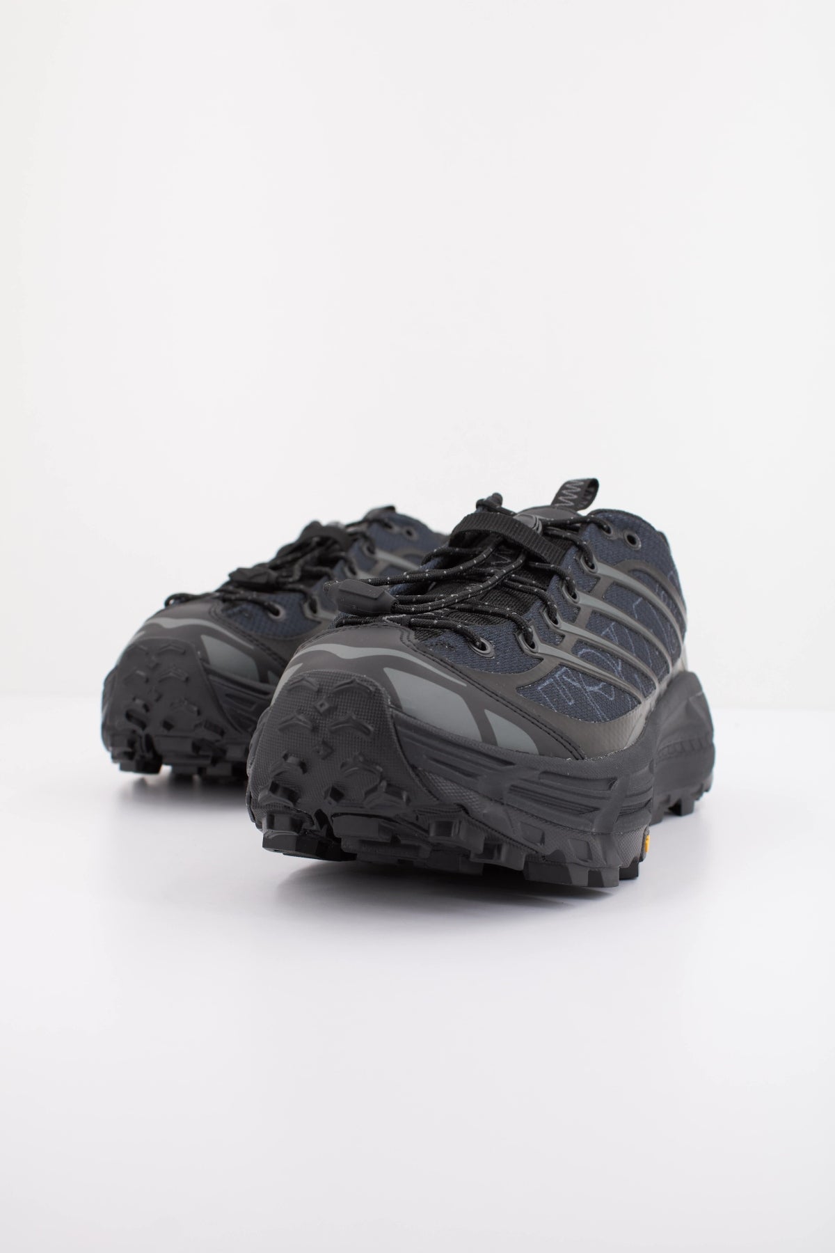 HOKA U MAFATE THREE en color NEGRO (2)