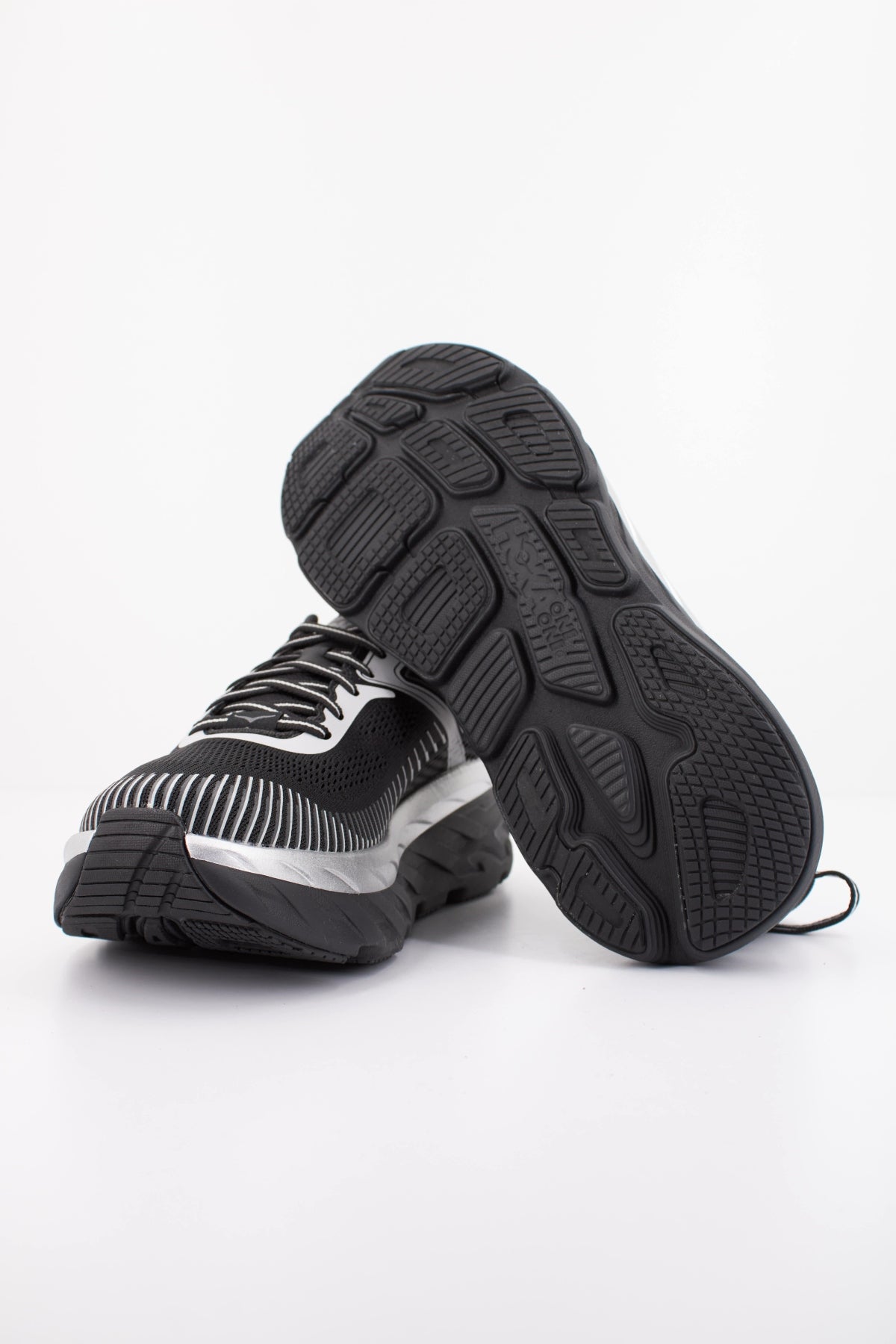 HOKA ZAPATILLA BONDI en color NEGRO (5)