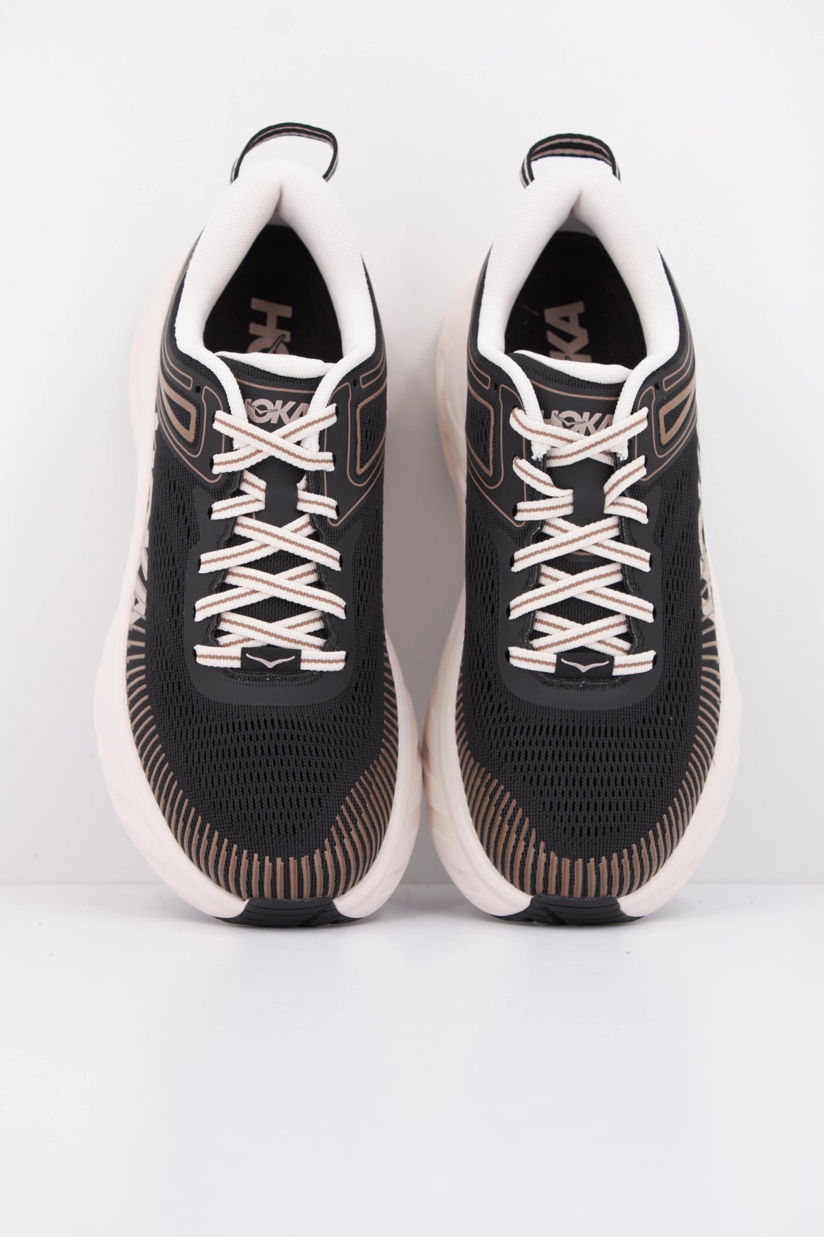 HOKA W BONDI en color NEGRO (3)
