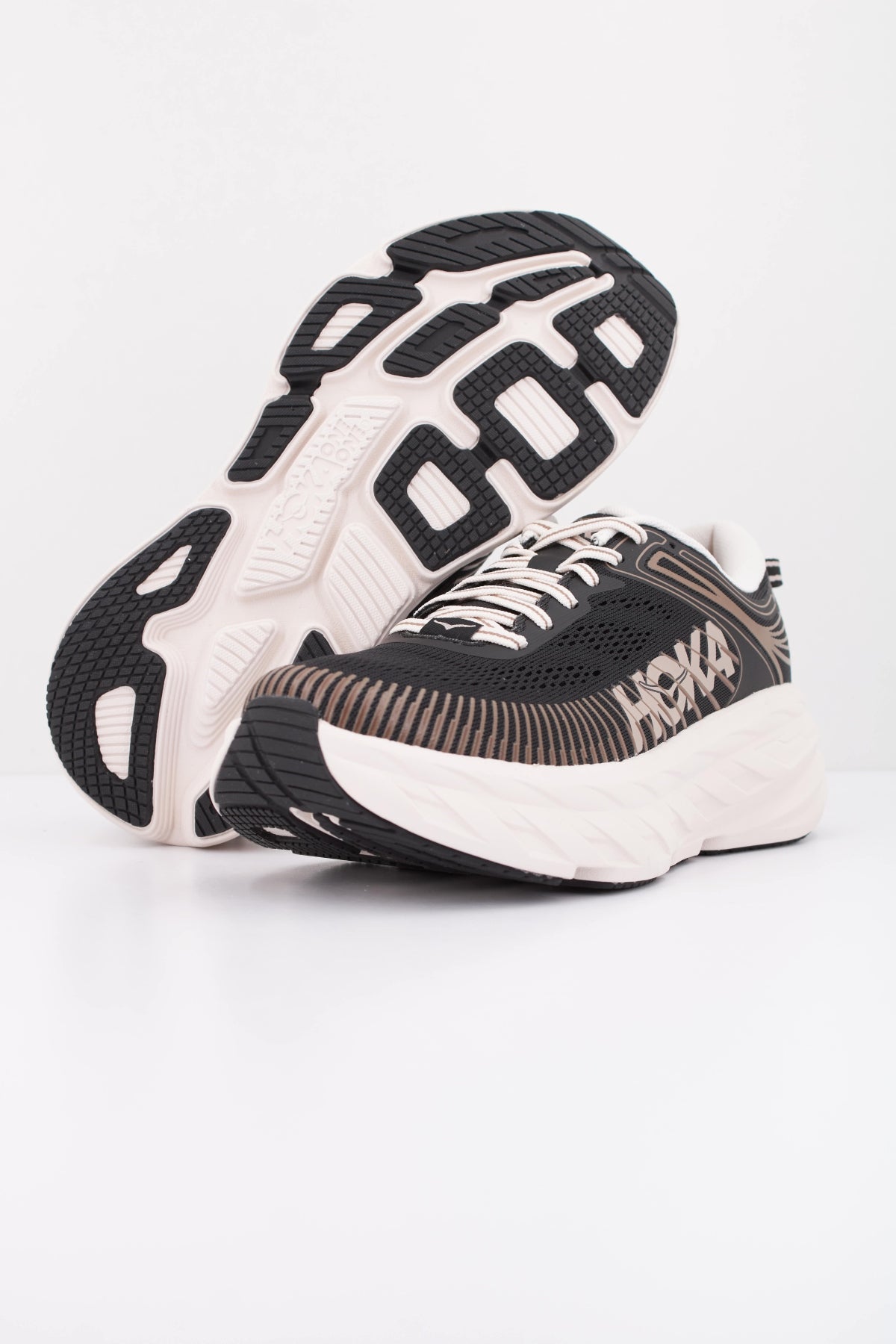 HOKA W BONDI en color NEGRO (5)