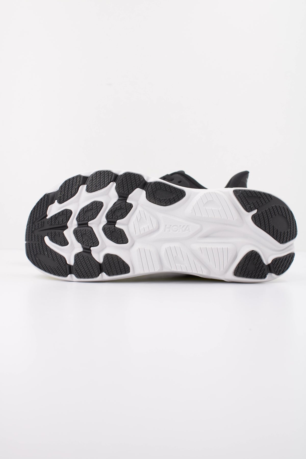 HOKA ZAPATILLA CLIFTON en color NEGRO (5)