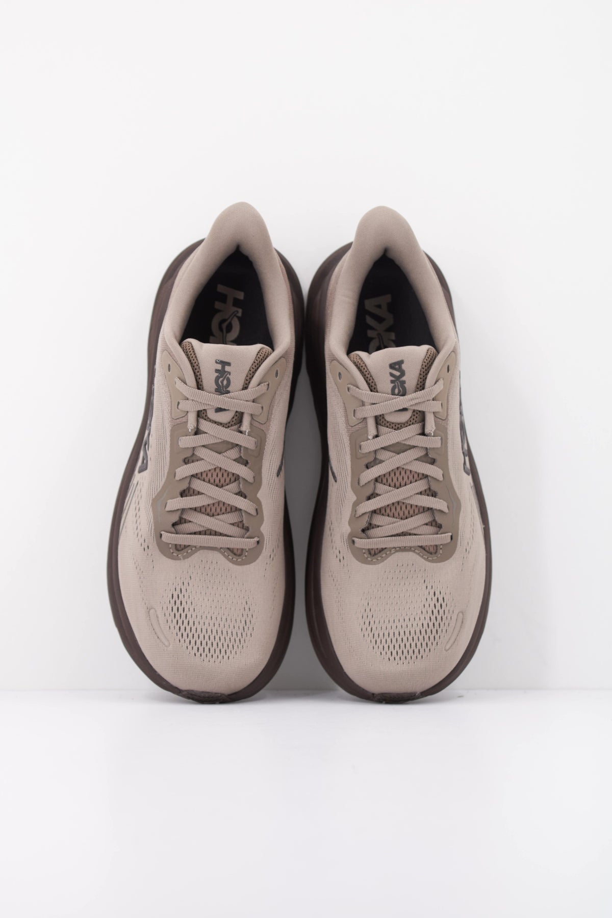 HOKA ZAPATILLA CLIFTON en color BEIS (3)