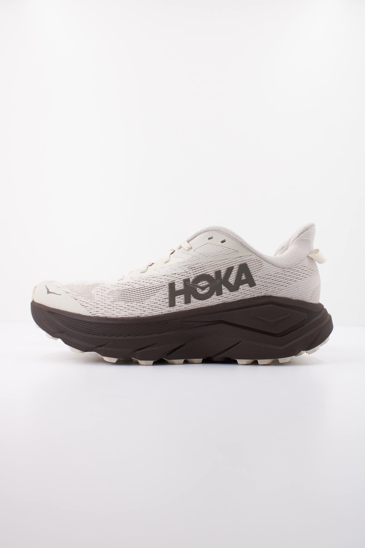 HOKA ZAPATILLA CHALLENGER en color BEIS (1)