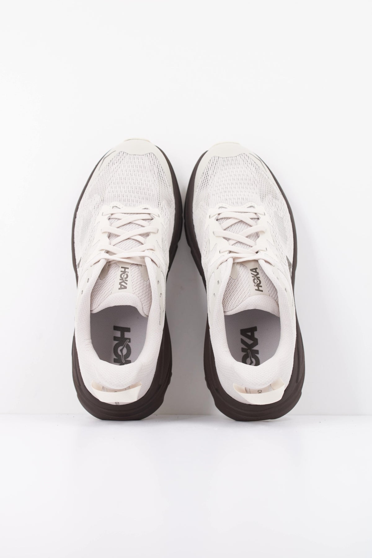 HOKA ZAPATILLA CHALLENGER en color BEIS (3)