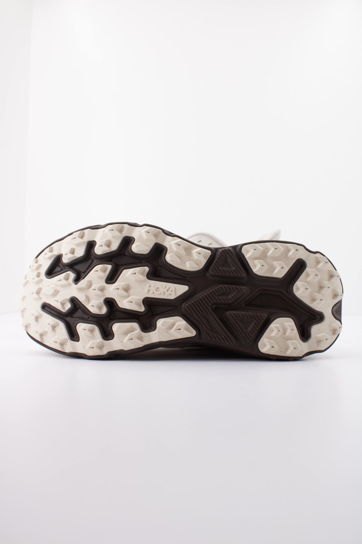 HOKA ZAPATILLA CHALLENGER en color BEIS (5)