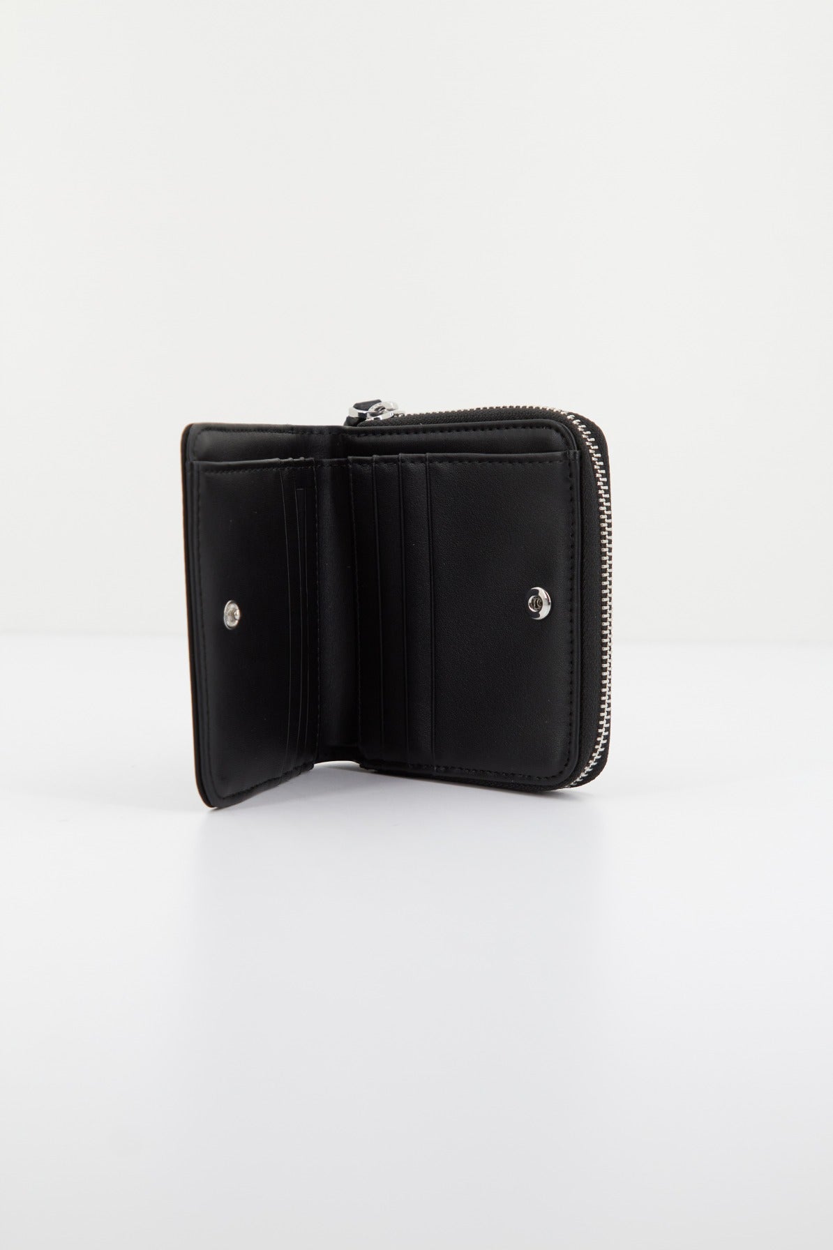 KARL LAGERFELD K/IKONIK . NYLON SM ZIP en color NEGRO (3)