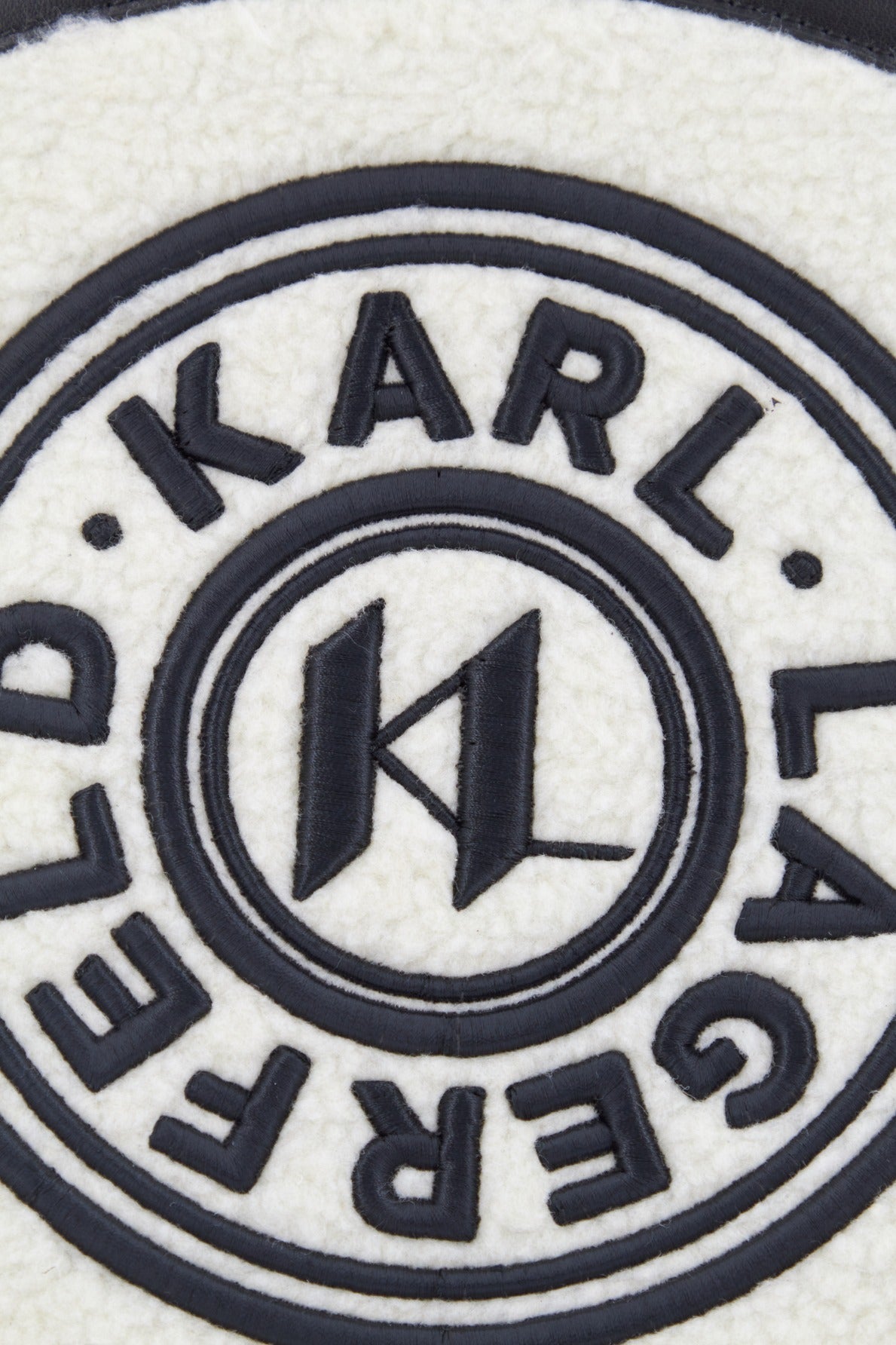 KARL LAGERFELD K/CIRCLE SM TOTE SHEARLING en color BLANCO (4)