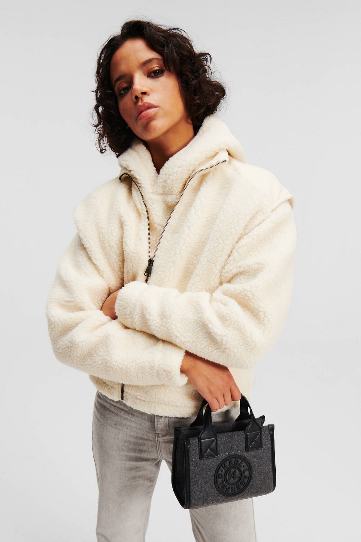 KARL LAGERFELD K/SKUARE SM TOTE FELT en color GRIS (2)