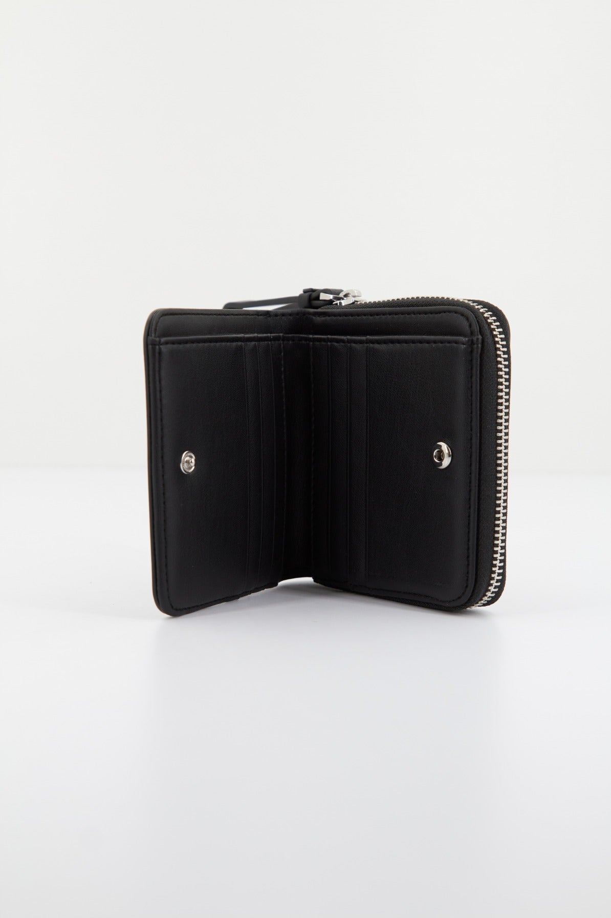 KARL LAGERFELD K/SKUARE BIFOLD ZIP WALLET en color NEGRO (3)