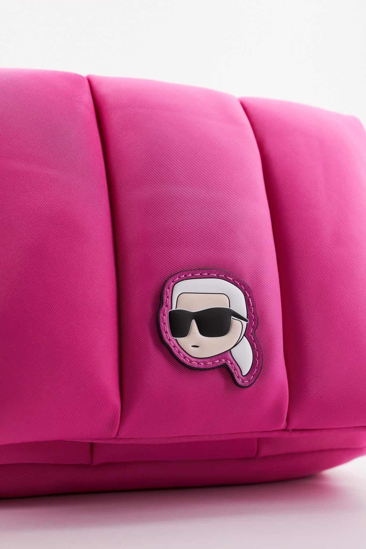 KARL LAGERFELD K/IKONIK . NYLON PUFF CB en color ROSA (4)