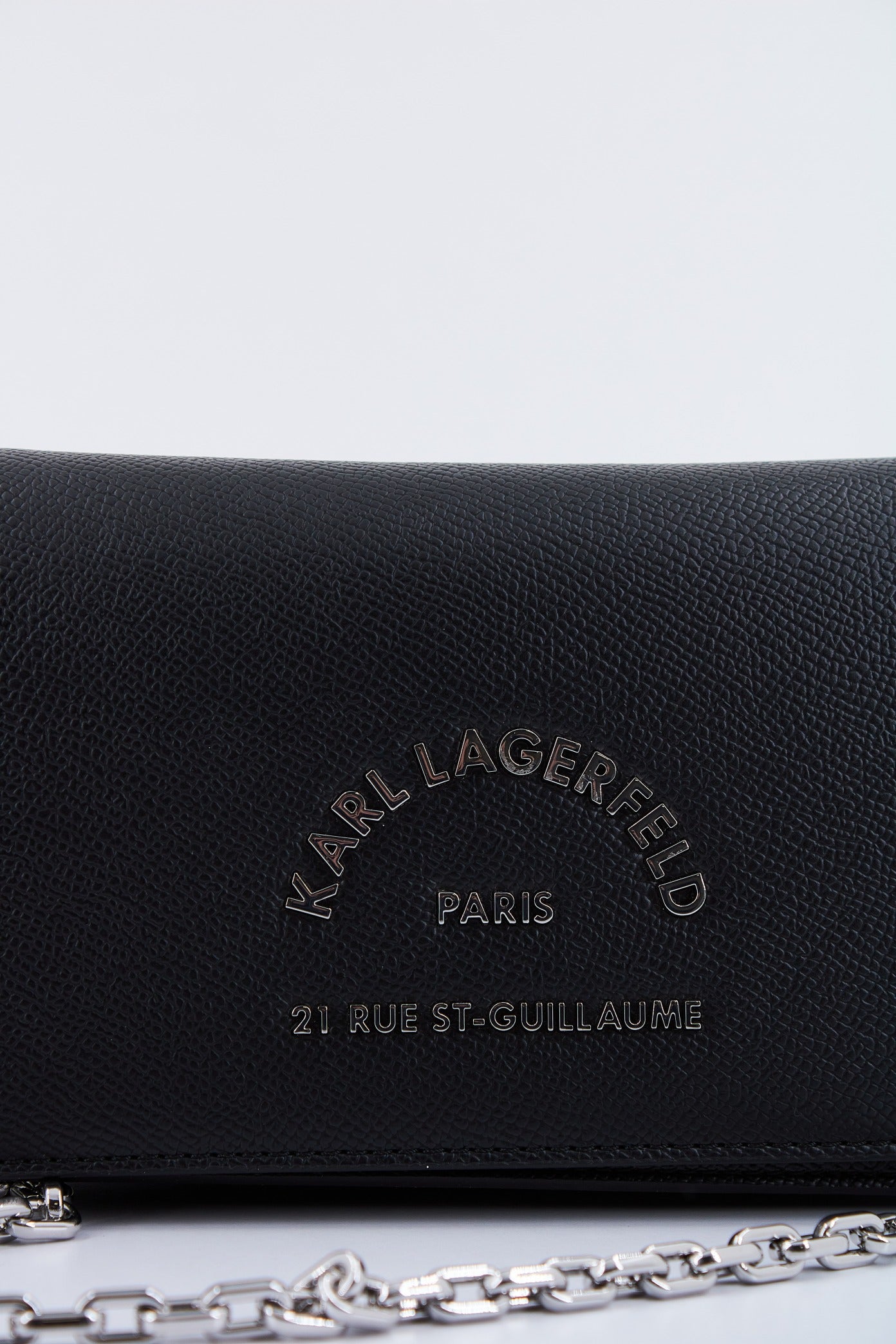 KARL LAGERFELD METAL FLAP POC en color NEGRO (4)