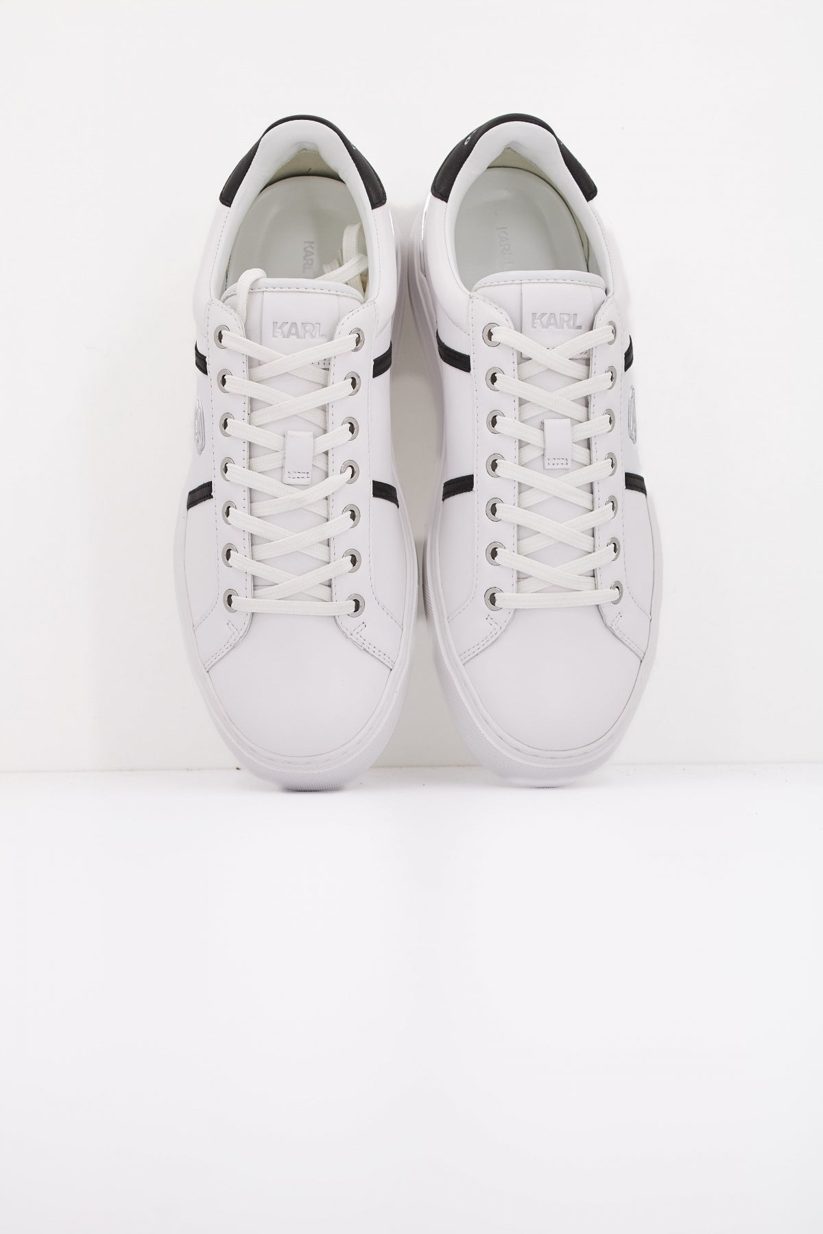 KARL LAGERFELD NFT OUTLINE LOGO en color BLANCO (3)