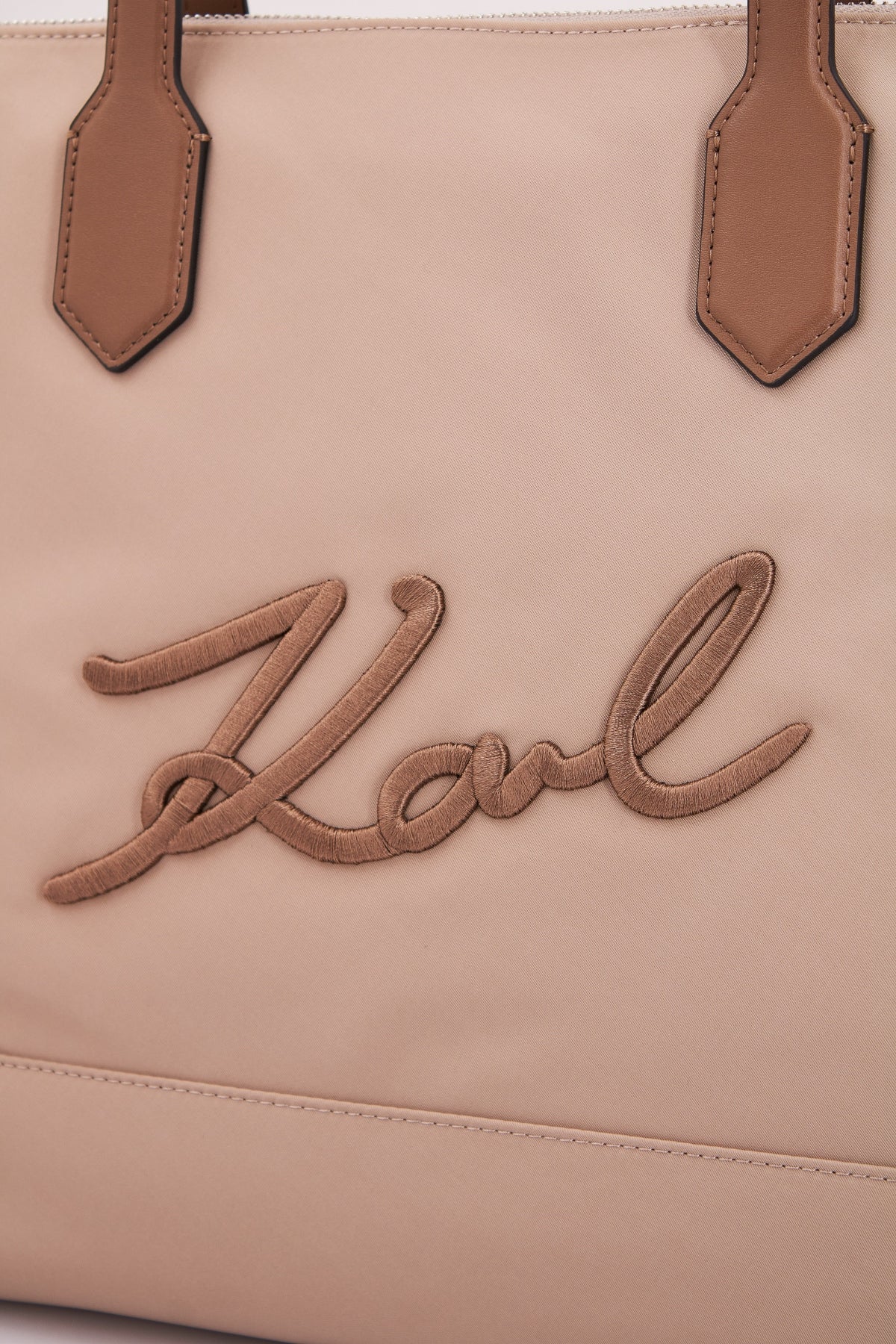 KARL LAGERFELD K/SIGNATURE NYLON MD TOTE en color MARRON CLARO (4)