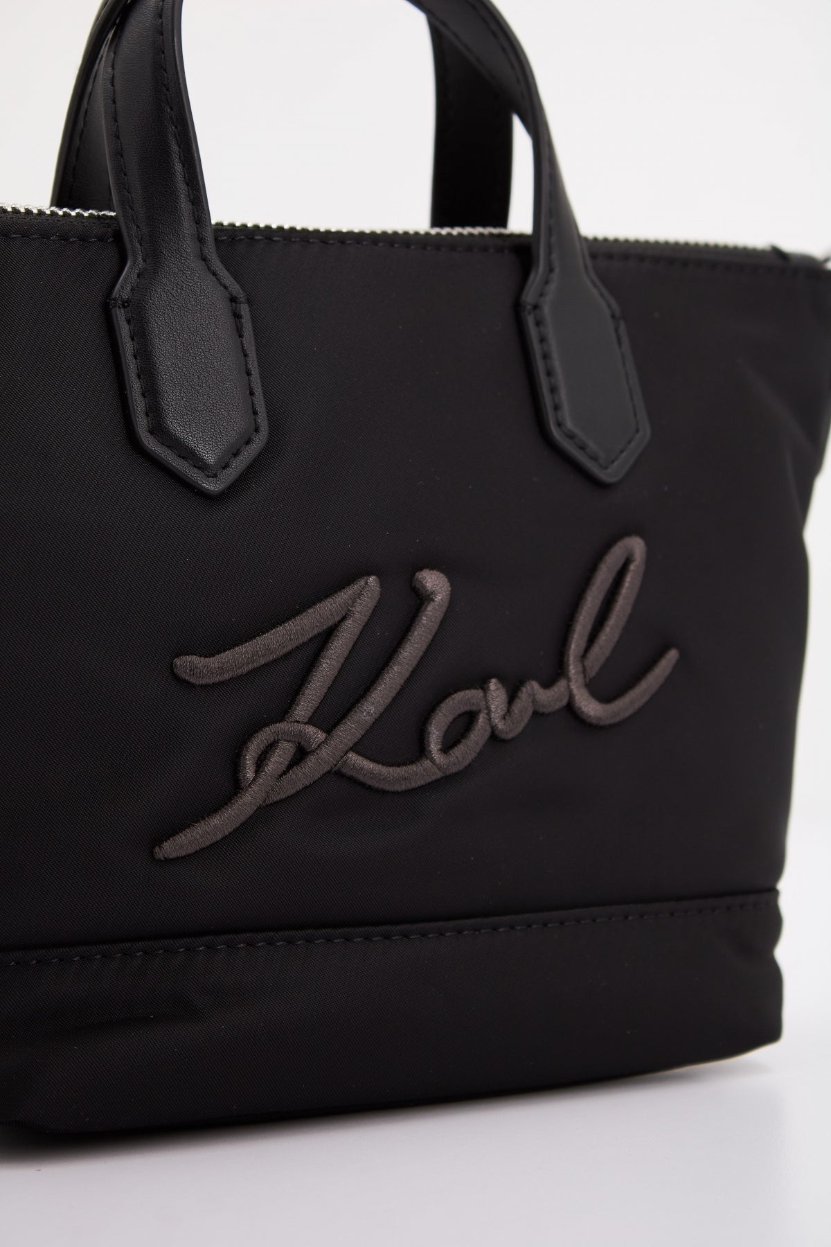 KARL LAGERFELD K/SIGNATURE NYLON SM TOTE en color NEGRO (4)