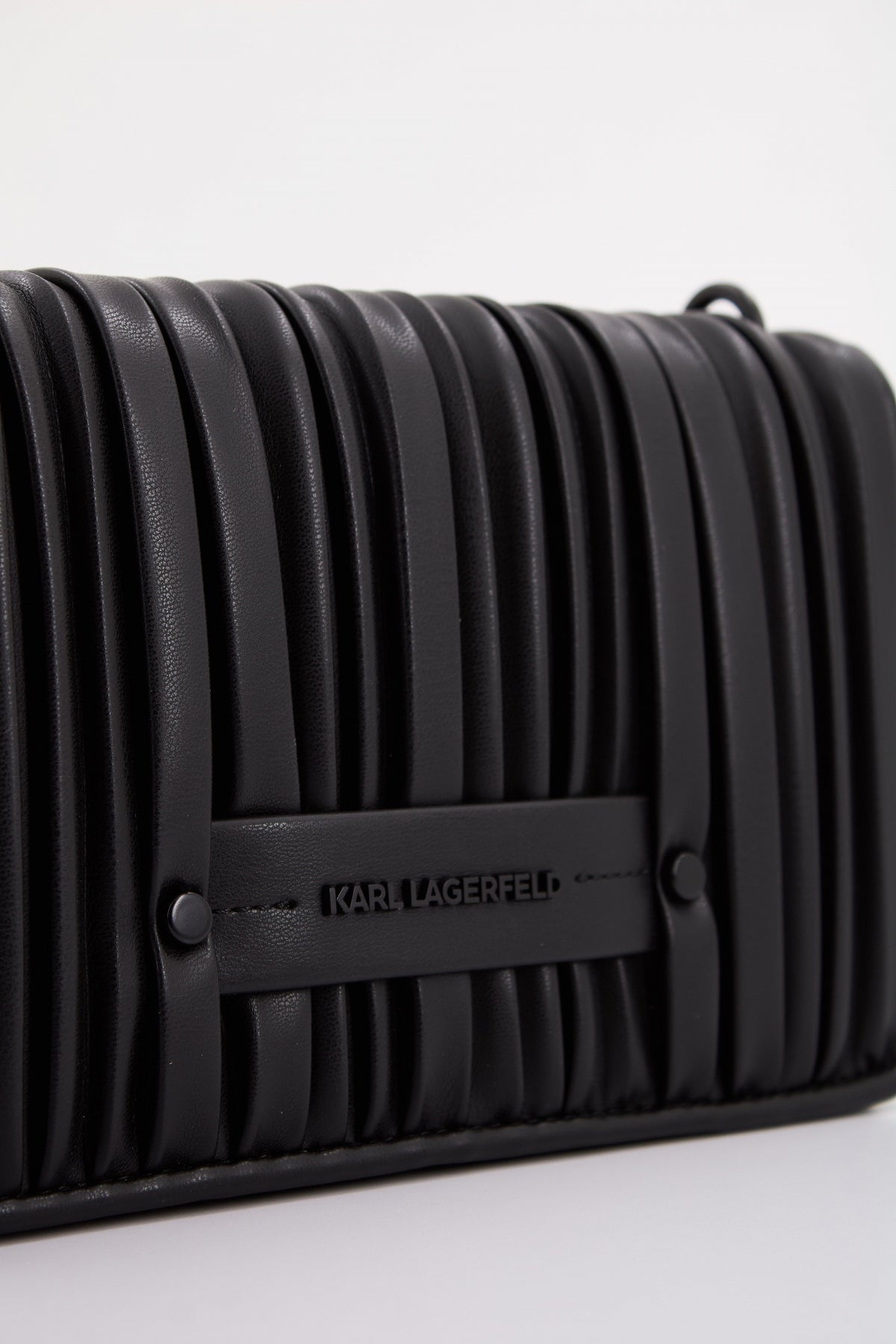 KARL LAGERFELD K/KUSHION SM FLAP CB en color NEGRO (4)