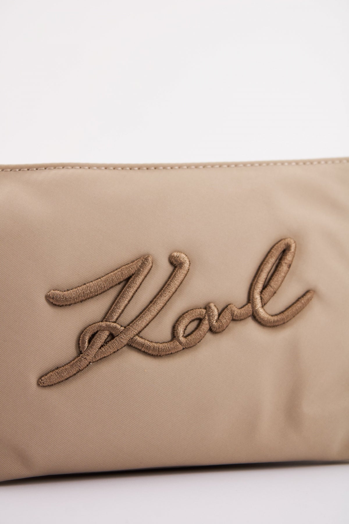 KARL LAGERFELD K/SIGNATURE NYLON CB POUCH en color MARRON CLARO (4)