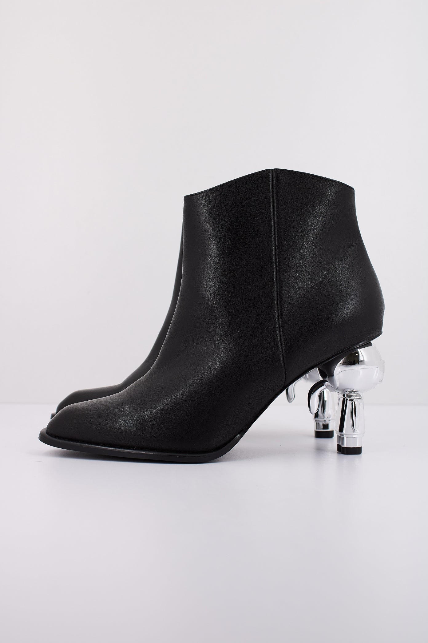 KARL LAGERFELD HEEL SHORT ZIP BOOT en color NEGRO (1)