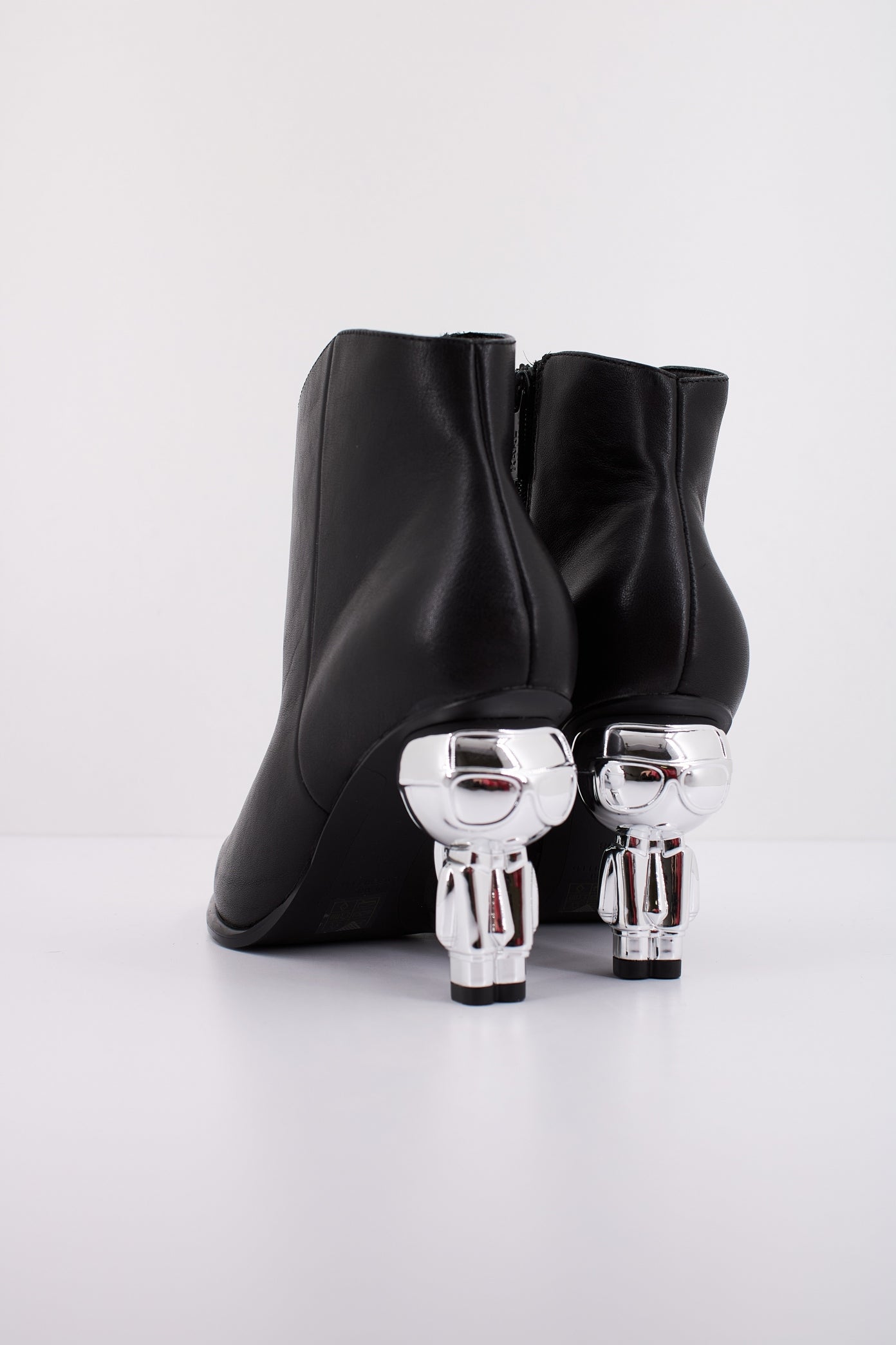 KARL LAGERFELD HEEL SHORT ZIP BOOT en color NEGRO (4)