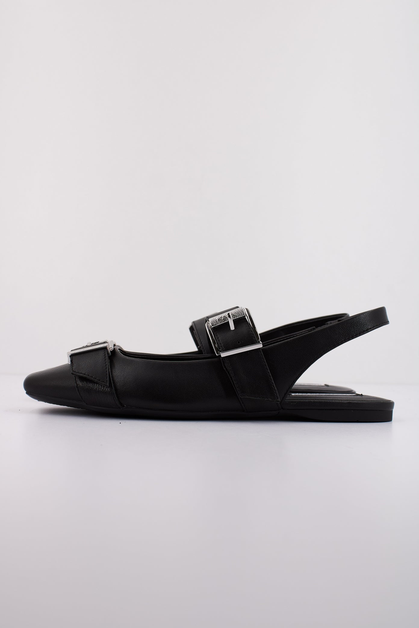 KARL LAGERFELD KONNIE DOUBLE BUCKLE SLING en color NEGRO (1)