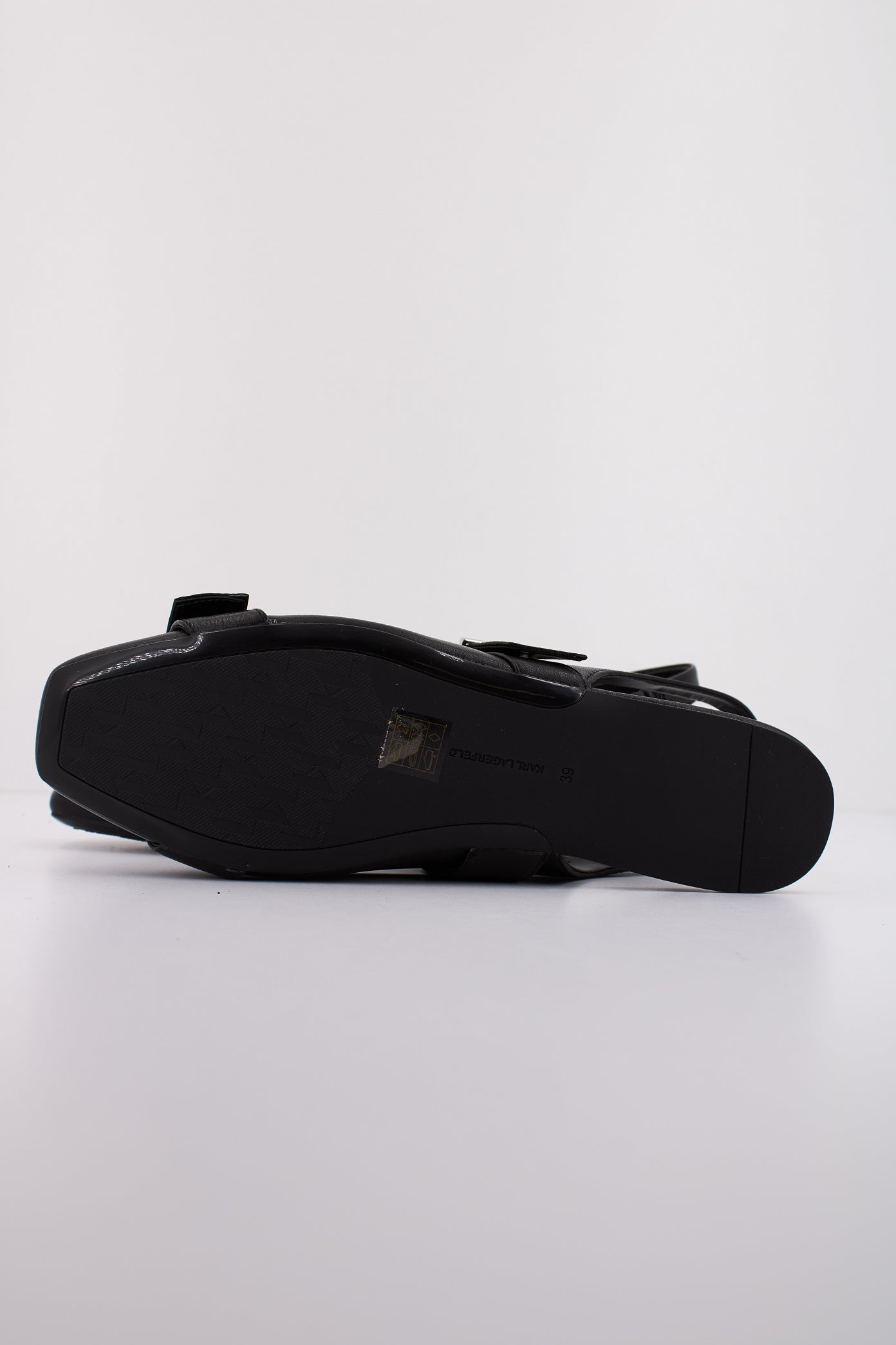 KARL LAGERFELD KONNIE DOUBLE BUCKLE SLING en color NEGRO (5)