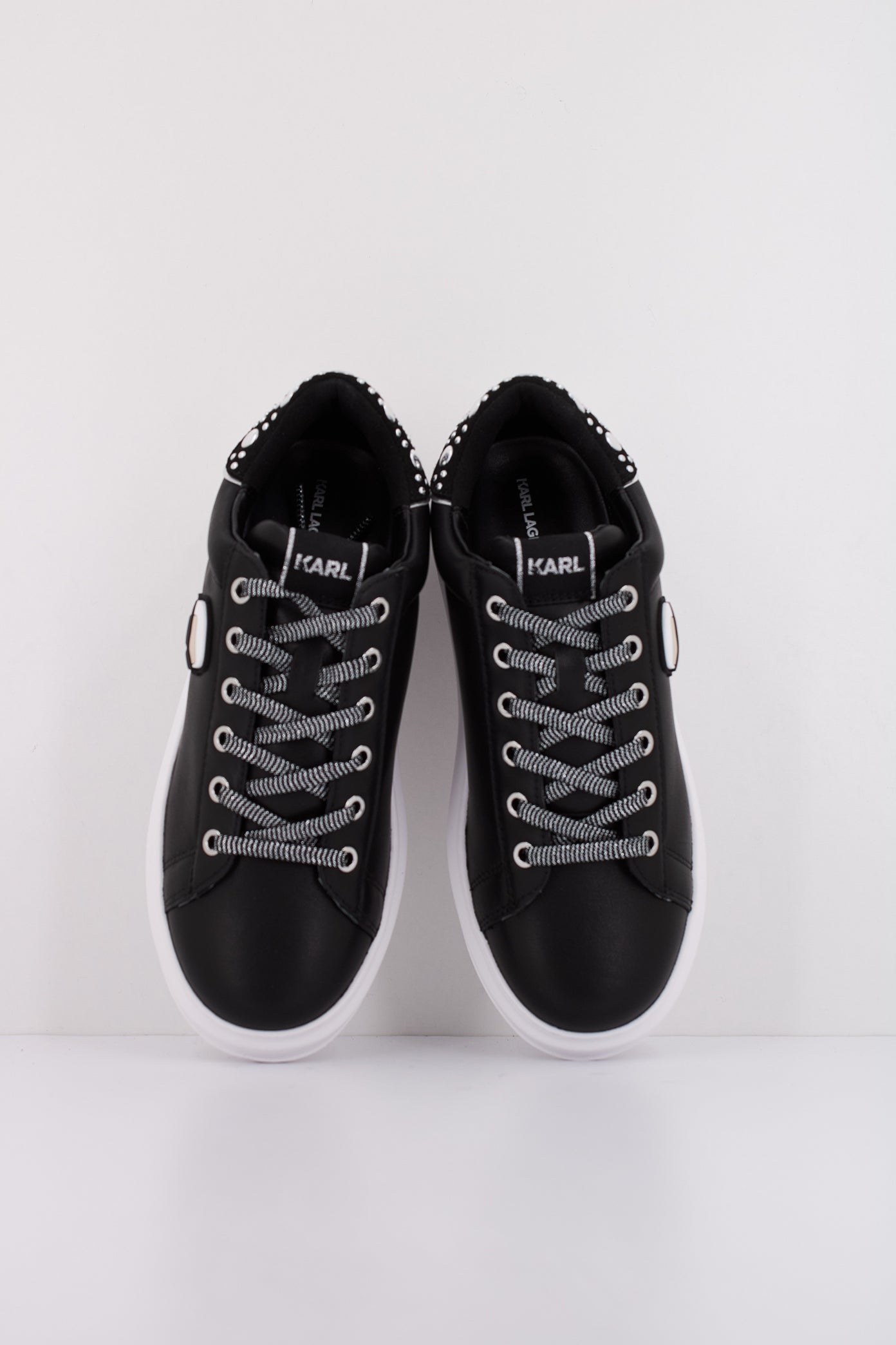 KARL LAGERFELD KAPRI NFT MIRROR STUDS LO en color NEGRO (3)