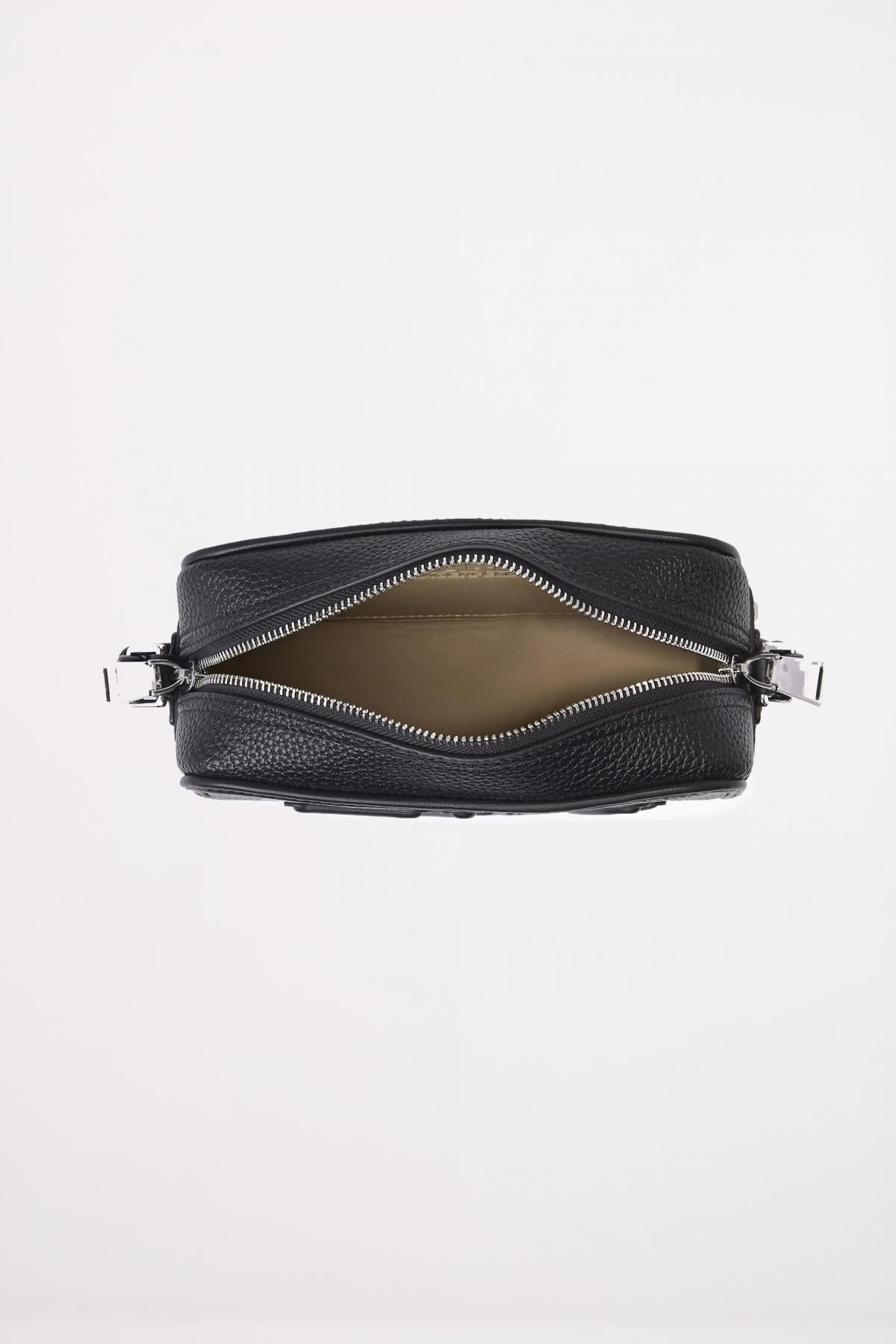 KARL LAGERFELD SKUARE CAMERA BAG GRAINY en color NEGRO (3)