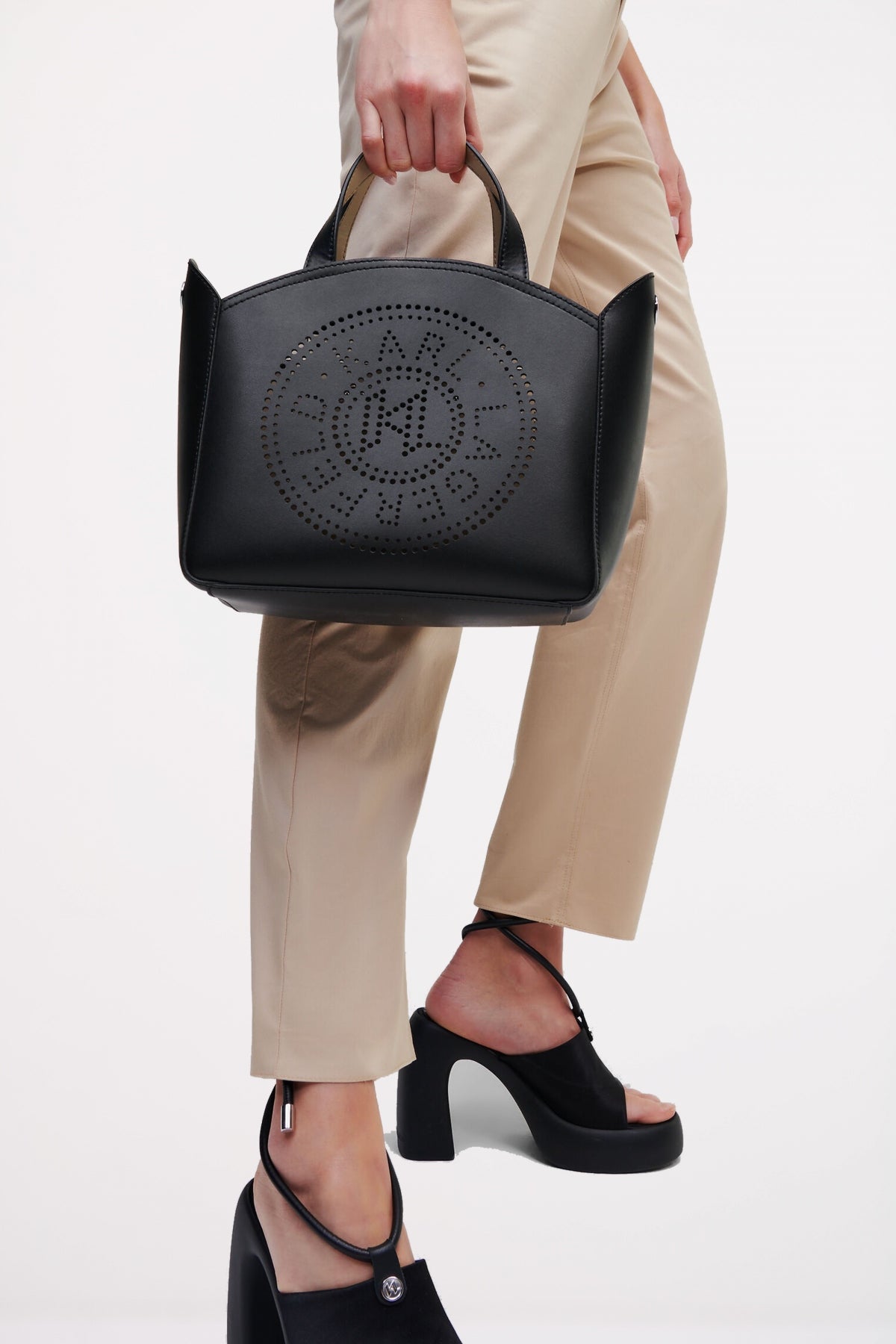 KARL LAGERFELD K CIRCLE SM TOTE PERFORATE en color NEGRO (4)