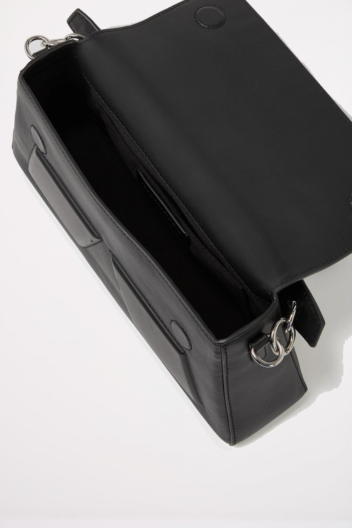 KARL LAGERFELD IKON K SOFT SHOULDER BAG en color NEGRO (3)