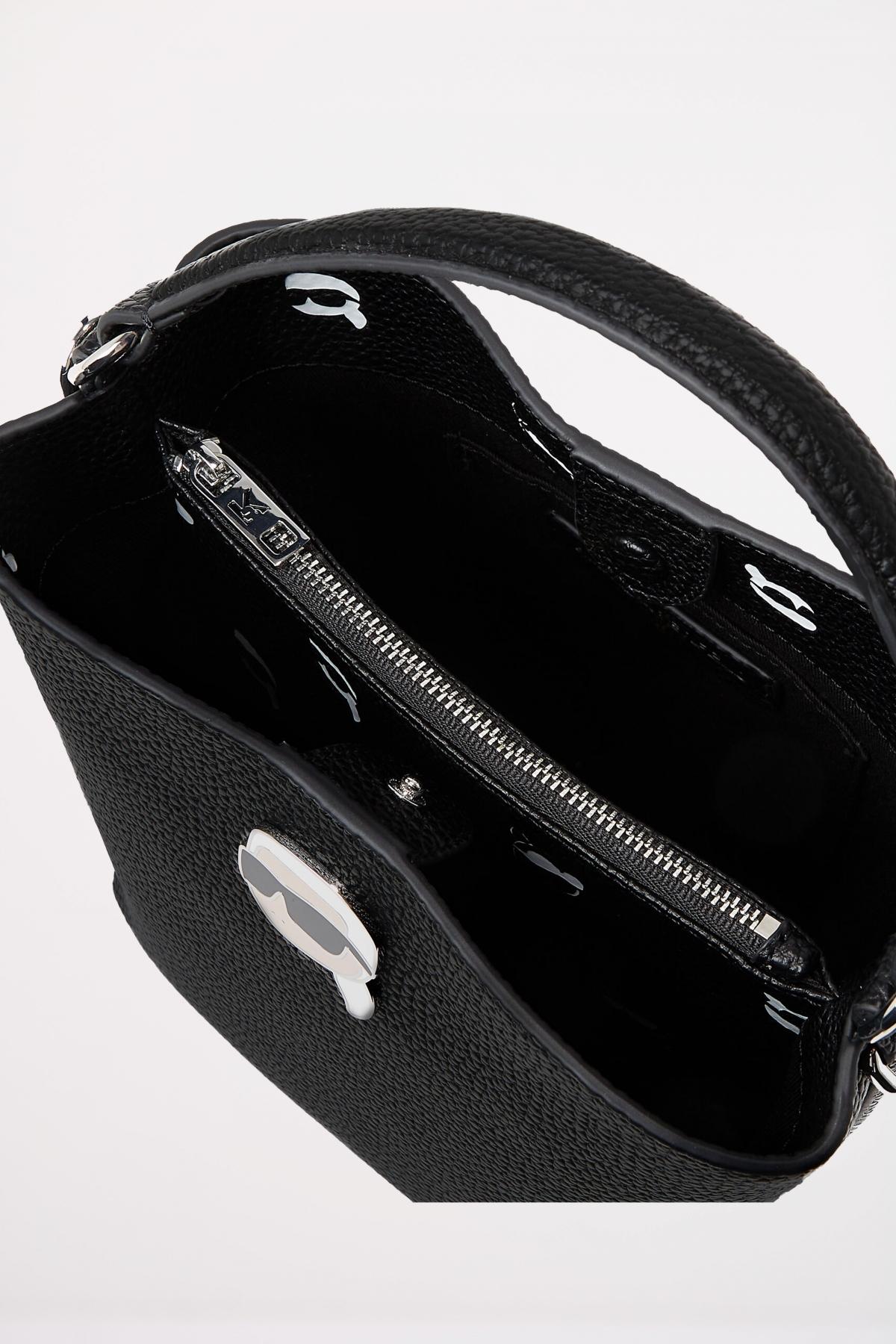 KARL LAGERFELD IKON PEBBLE BUKET BAG en color NEGRO (3)