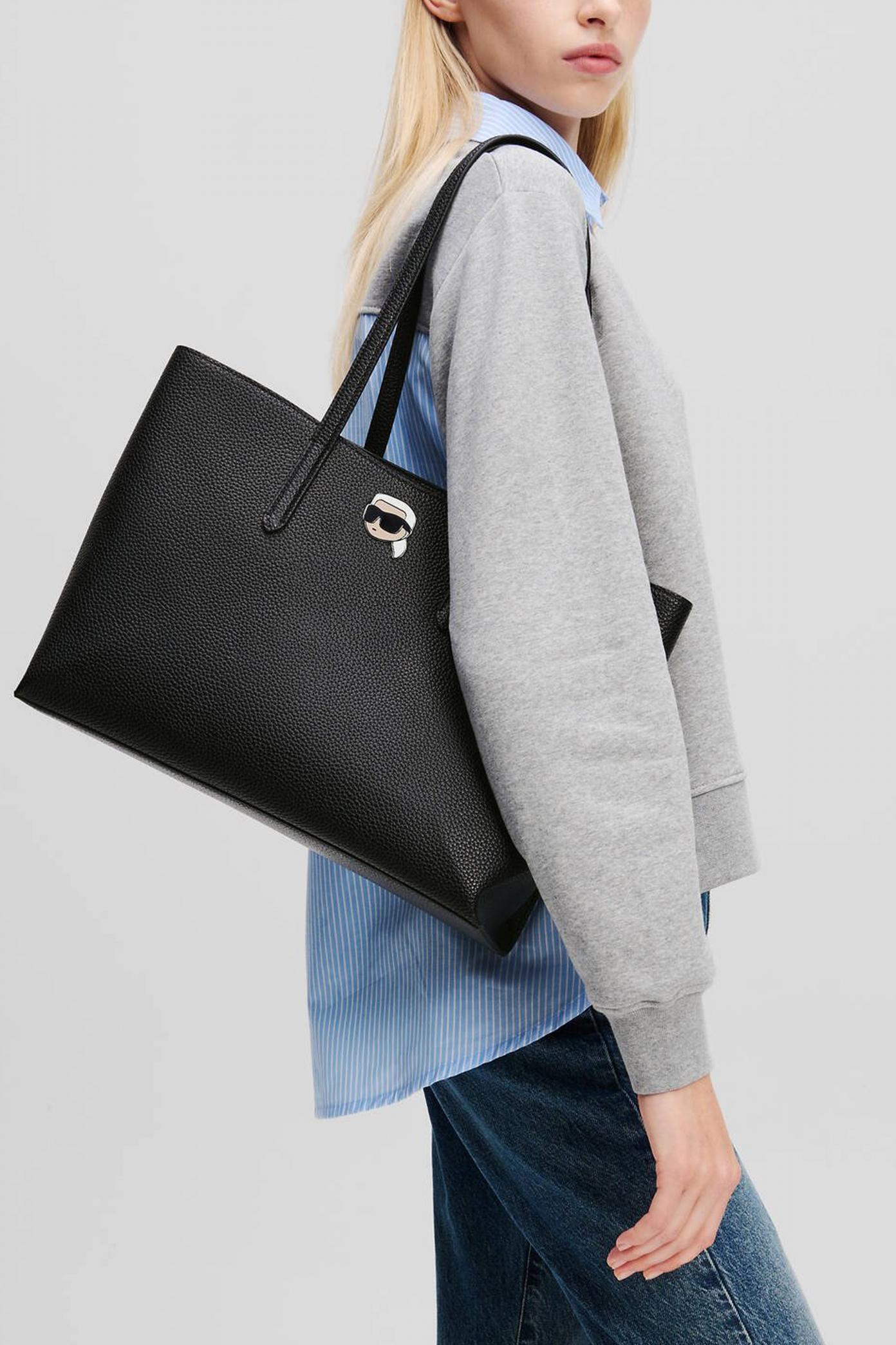 KARL LAGERFELD IKON PEBBLE LG TOTE en color NEGRO (5)