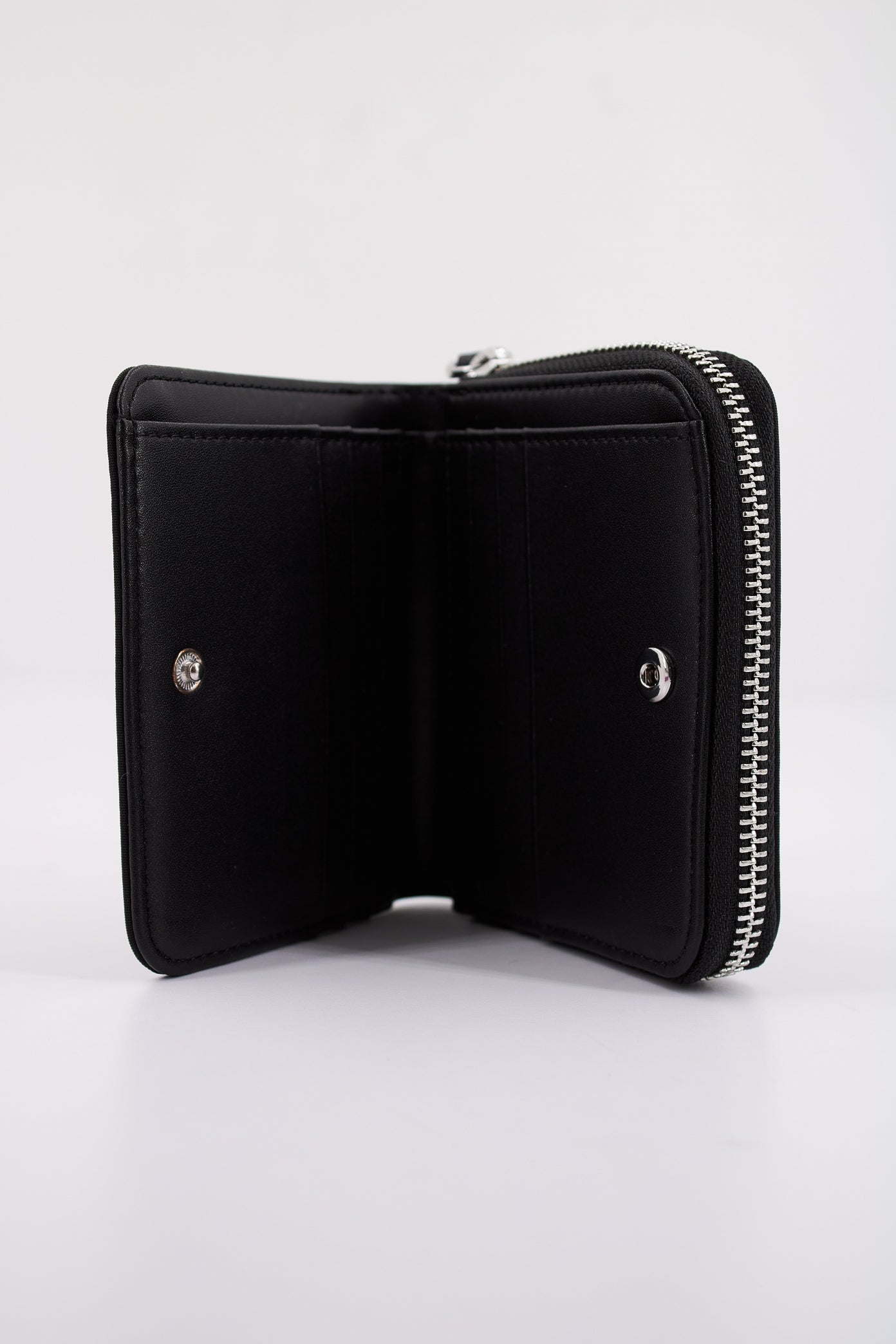KARL LAGERFELD IKON NYLON MD BFD WLLT en color NEGRO (4)