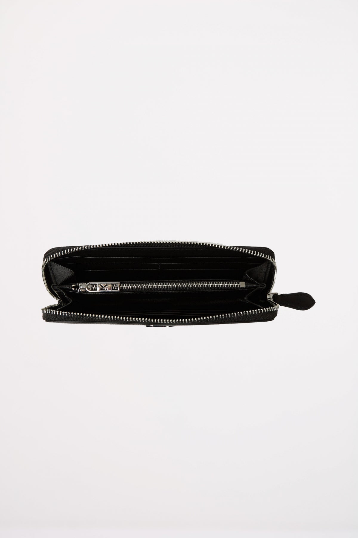 KARL LAGERFELD IKON PEBBLE CONTINENTAL WALLET en color NEGRO (3)