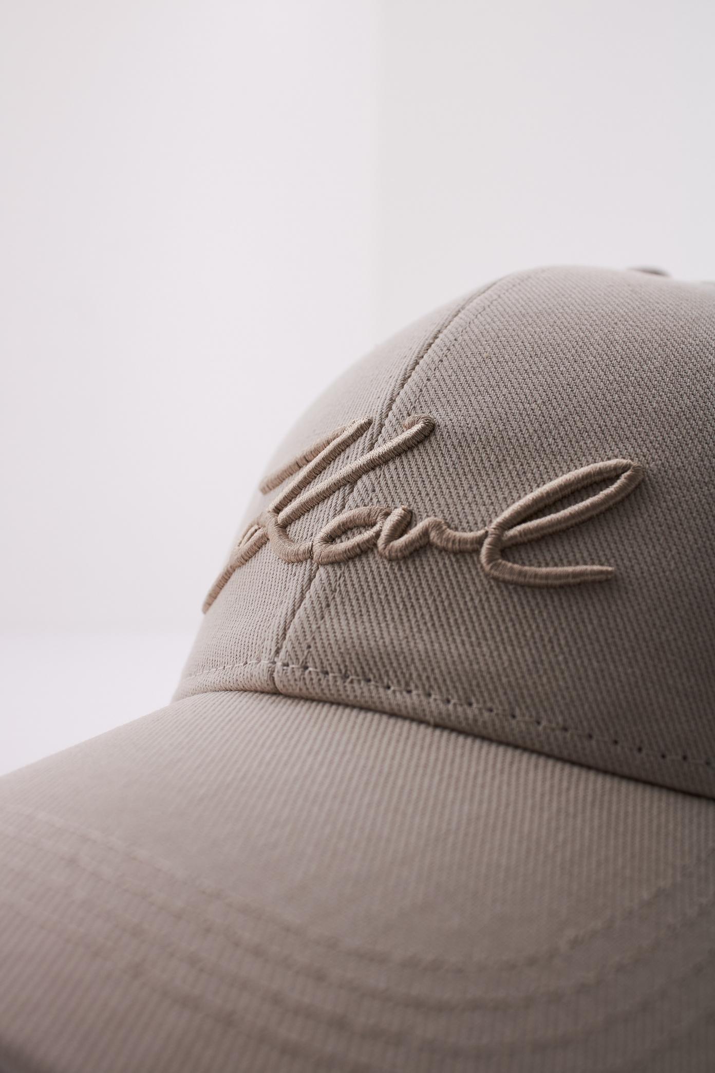 KARL LAGERFELD SIGNATURE CAP en color BEIS (4)