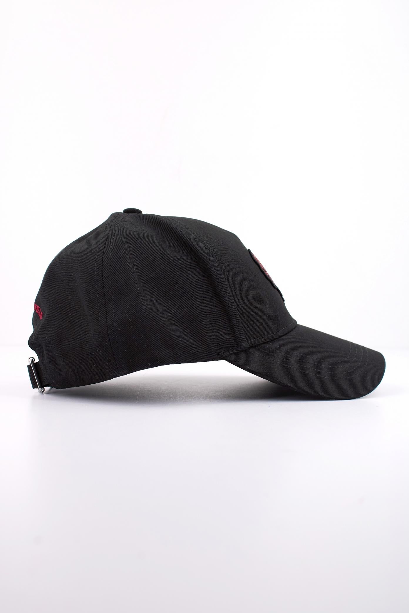 KARL LAGERFELD HEARTS CAP en color NEGRO (2)