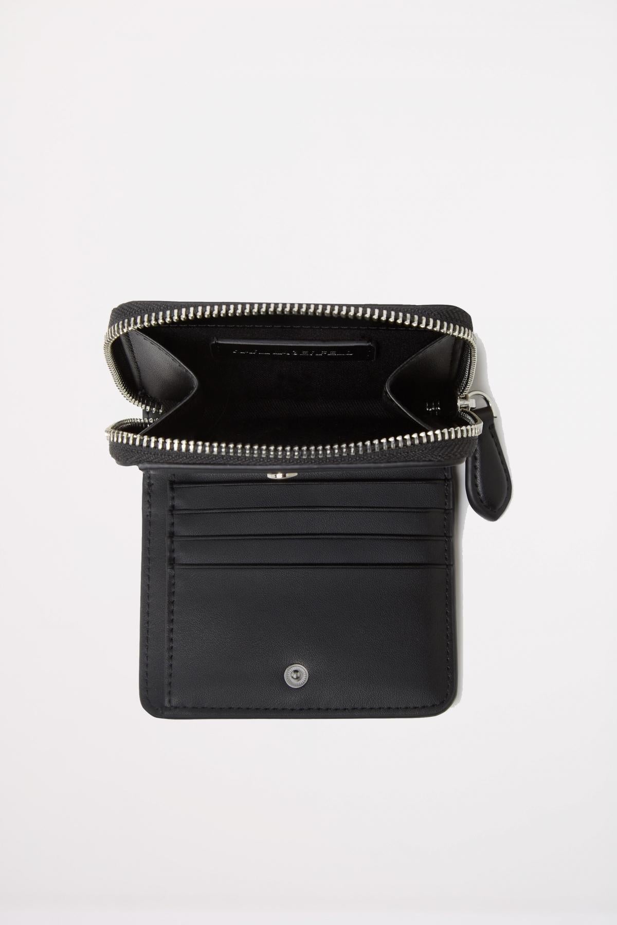 KARL LAGERFELD IKON MONO CC MD BFLD WLLT en color NEGRO (3)
