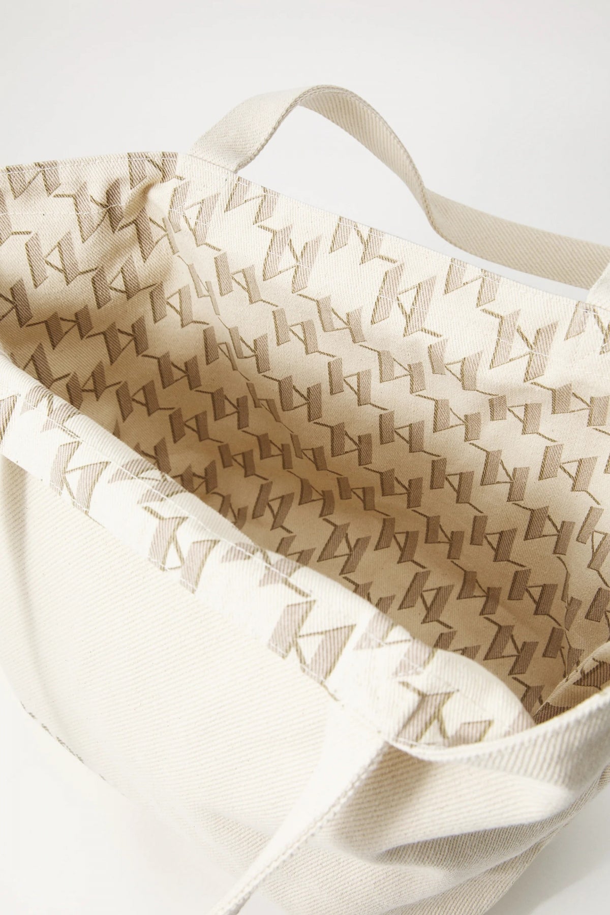 KARL LAGERFELD K MONOGRAM REVERSIBLE SHOP en color BEIS (3)