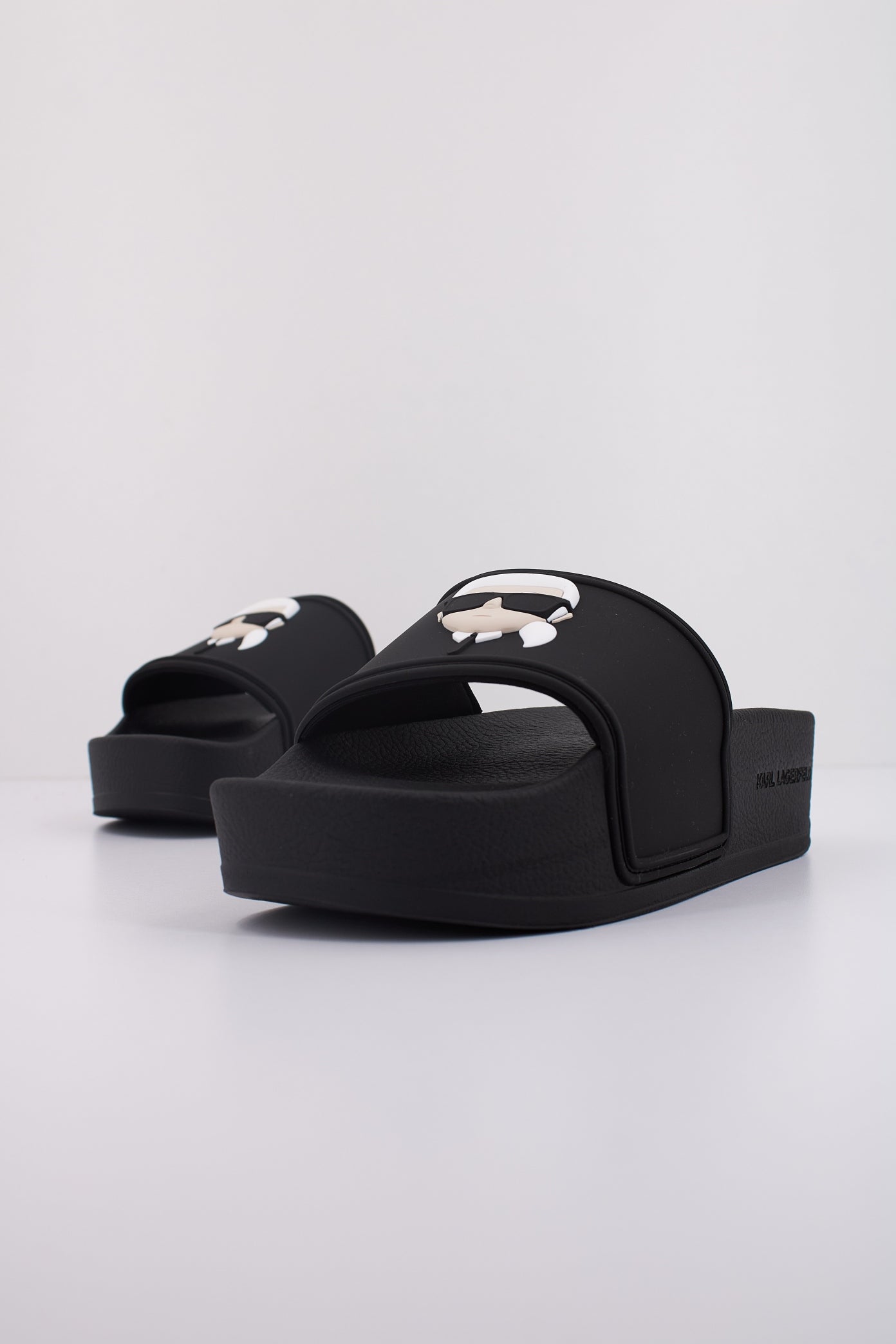 KARL LAGERFELD KONDO MAXI KARL NFT SLIDE en color NEGRO (2)