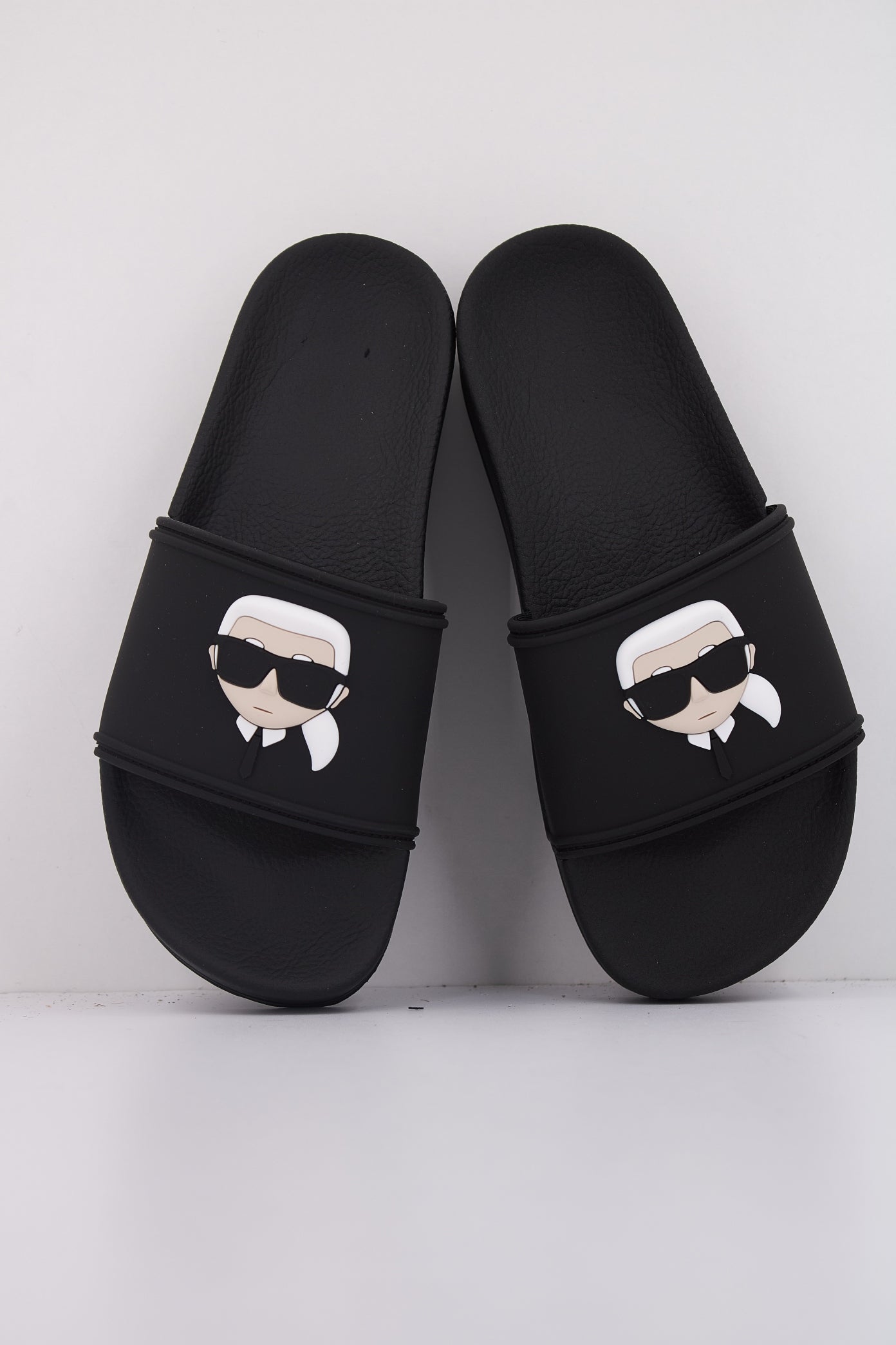 KARL LAGERFELD KONDO MAXI KARL NFT SLIDE en color NEGRO (3)