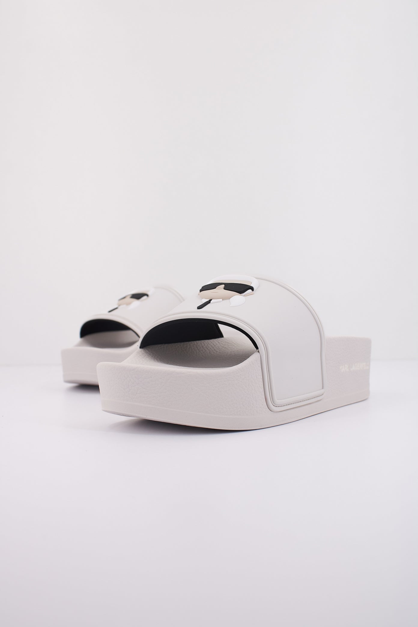 KARL LAGERFELD KONDO MAXI KARL NFT SLIDE en color BLANCO (2)