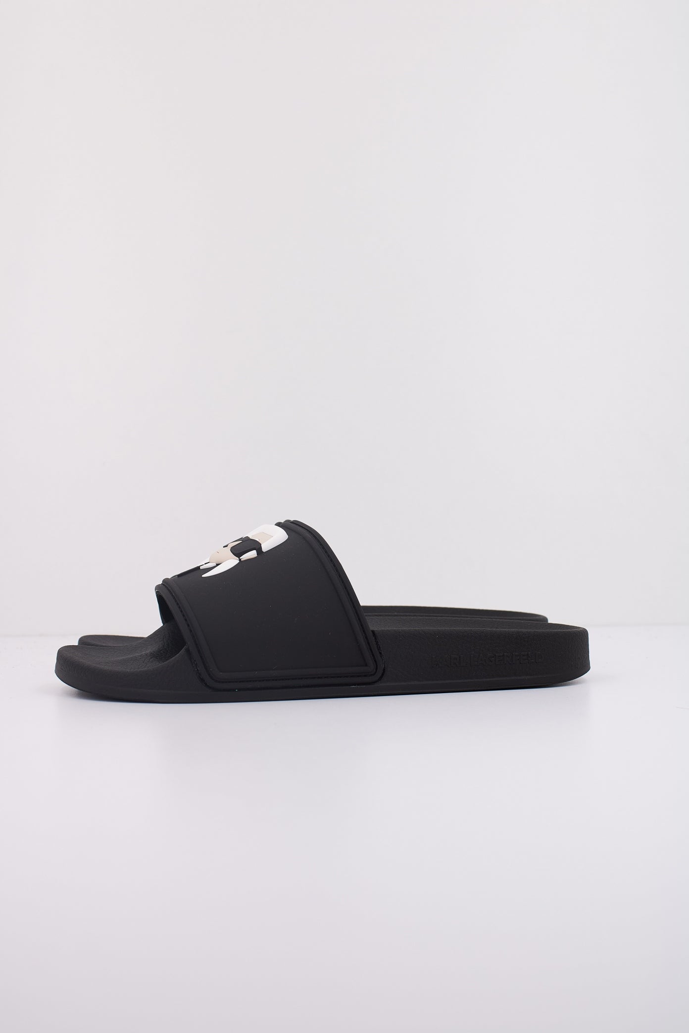 KARL LAGERFELD KONDO . KARL NFT SLIDE en color NEGRO (1)