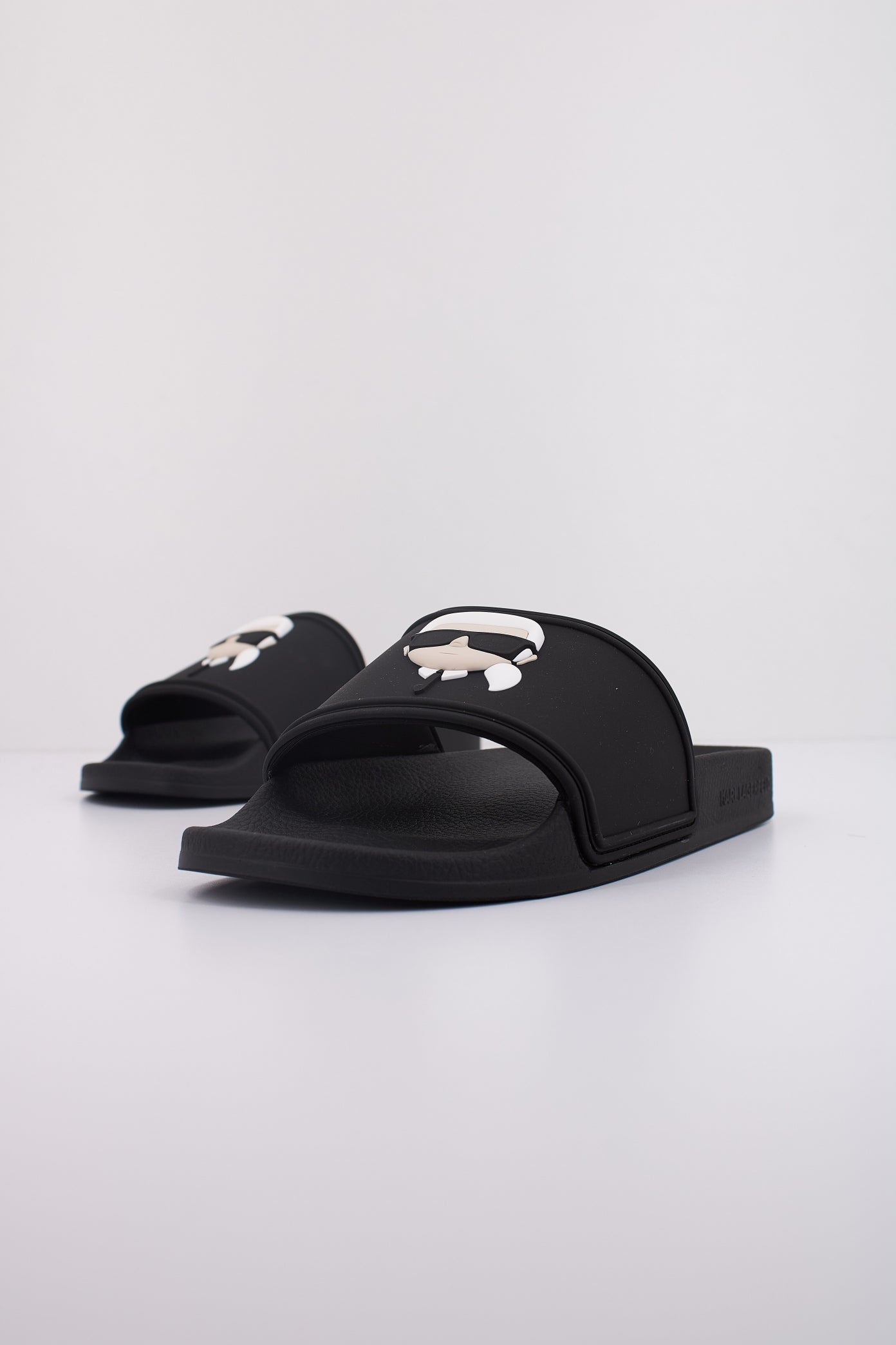 KARL LAGERFELD KONDO . KARL NFT SLIDE en color NEGRO (2)