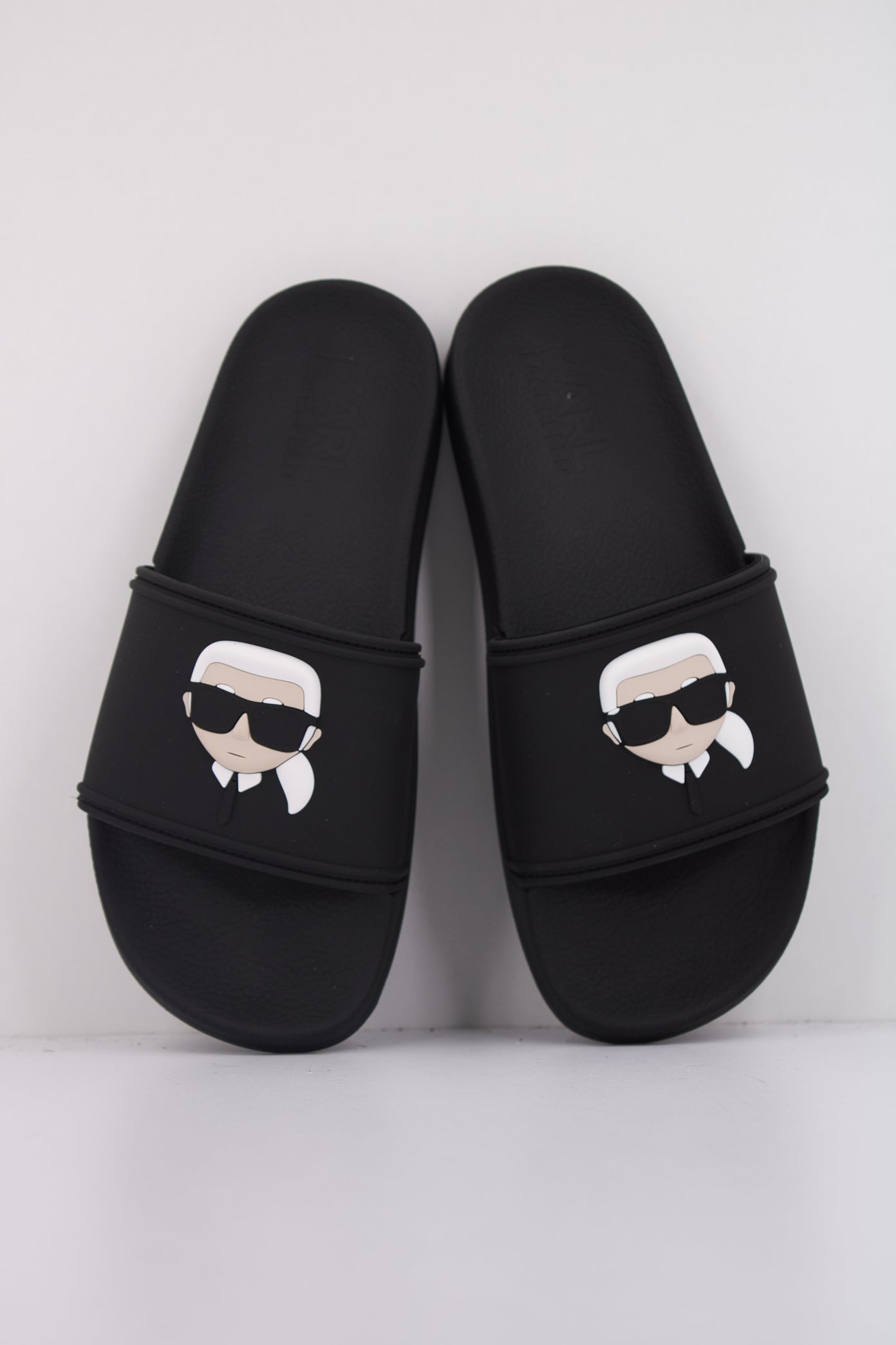 KARL LAGERFELD KONDO . KARL NFT SLIDE en color NEGRO (3)