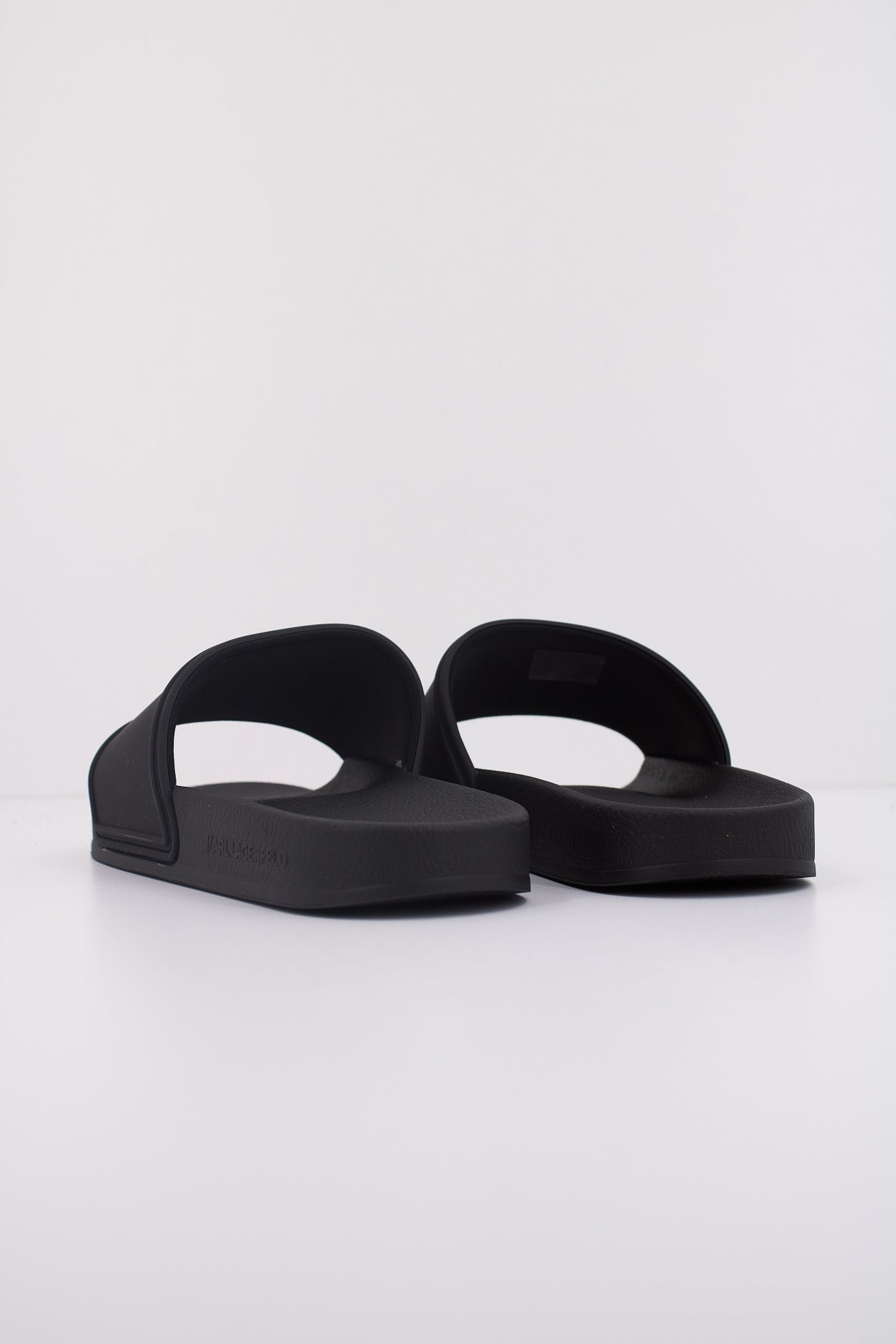 KARL LAGERFELD KONDO . KARL NFT SLIDE en color NEGRO (4)