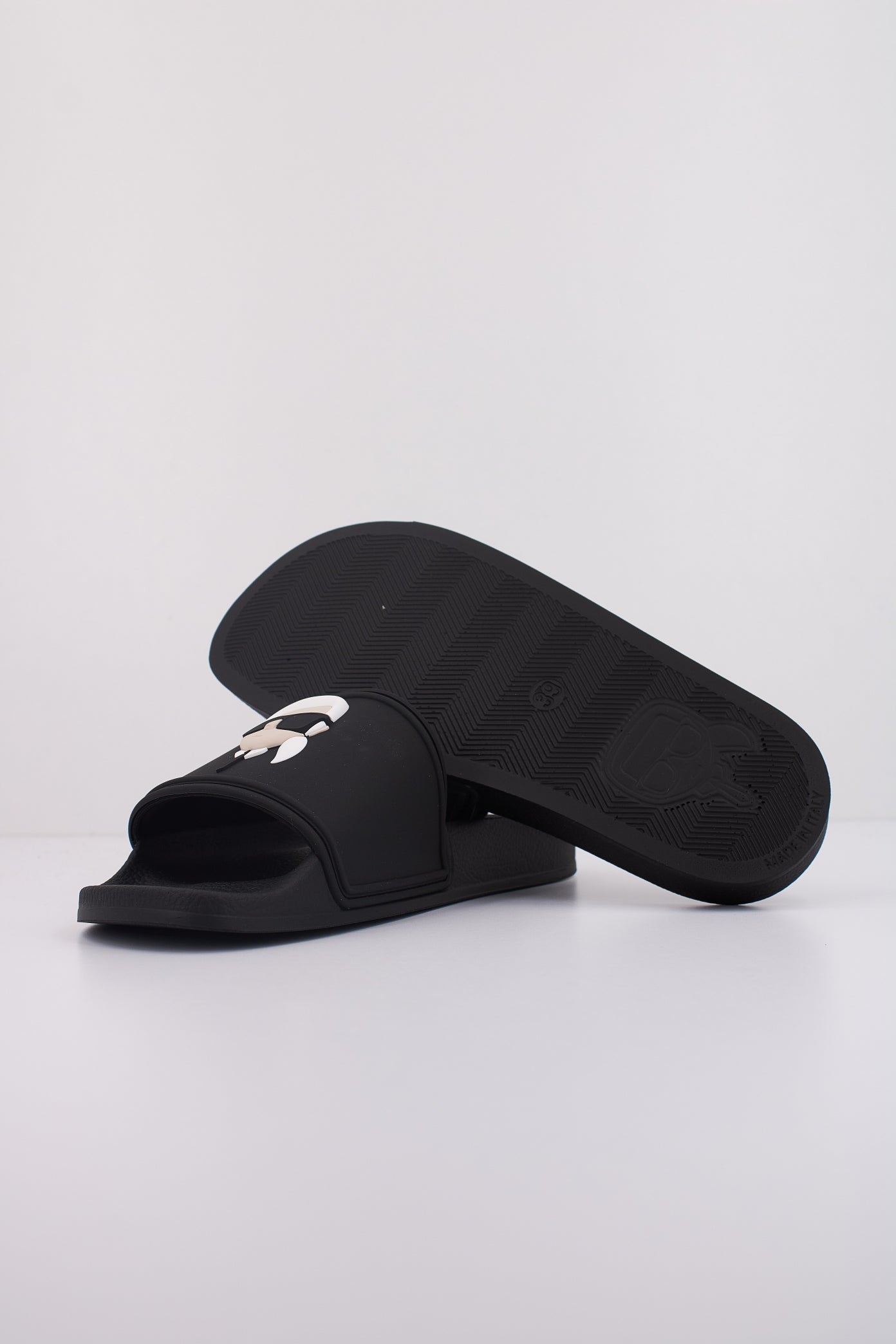 KARL LAGERFELD KONDO . KARL NFT SLIDE en color NEGRO (5)