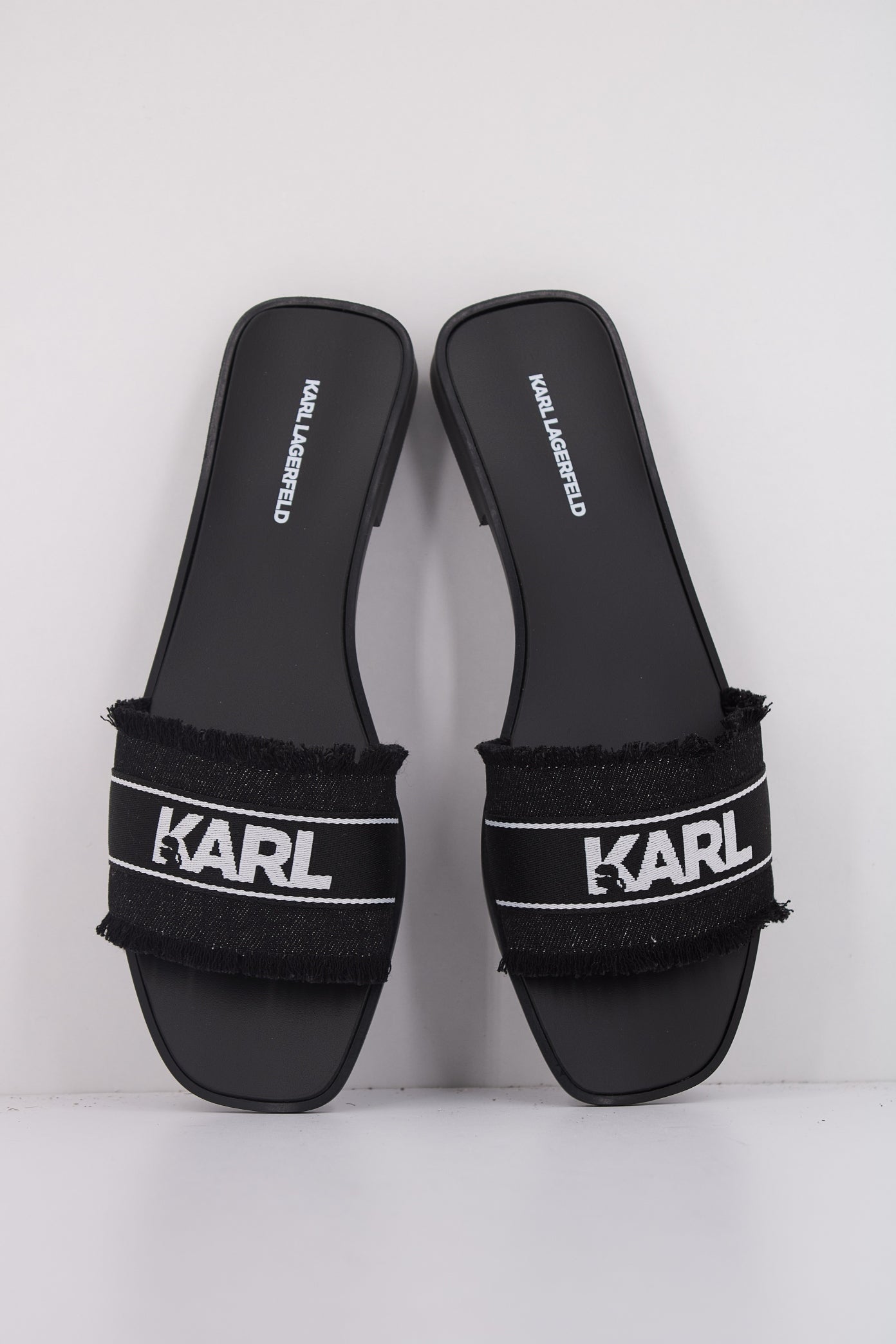 KARL LAGERFELD SKOOT II BORDER SLIDE en color NEGRO (3)