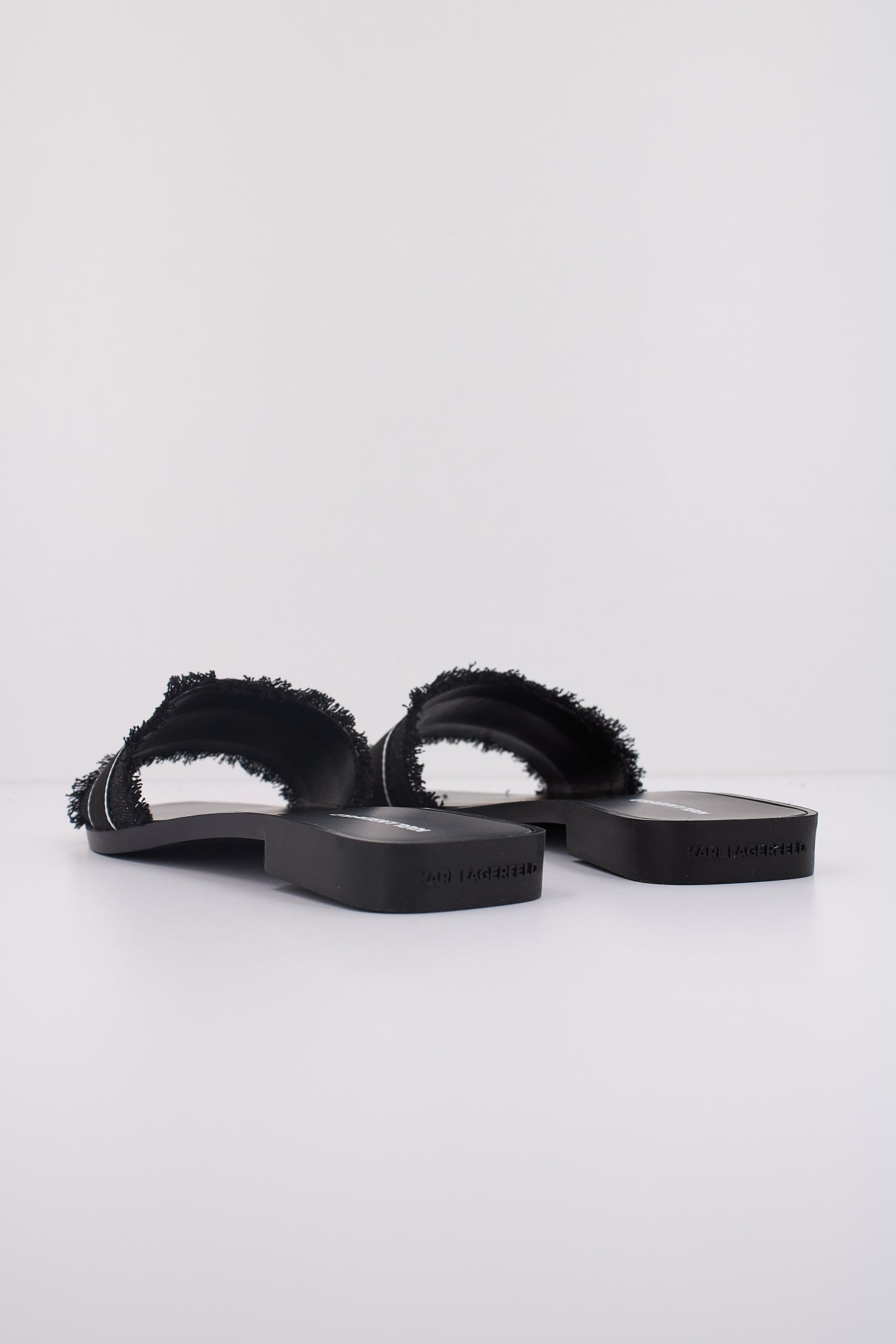 KARL LAGERFELD SKOOT II BORDER SLIDE en color NEGRO (4)
