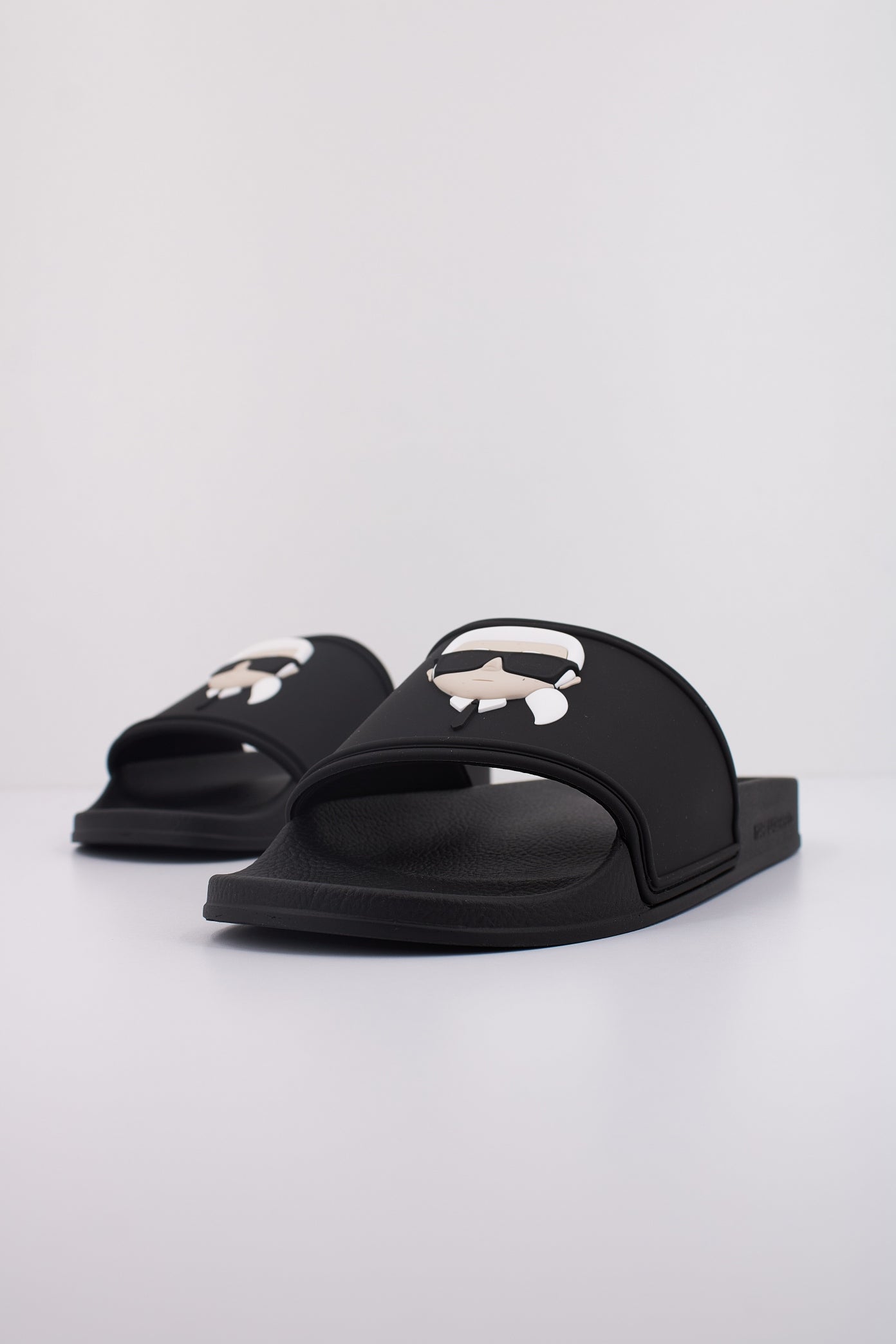 KARL LAGERFELD KONDO KARL NFT SLIDE en color NEGRO (2)